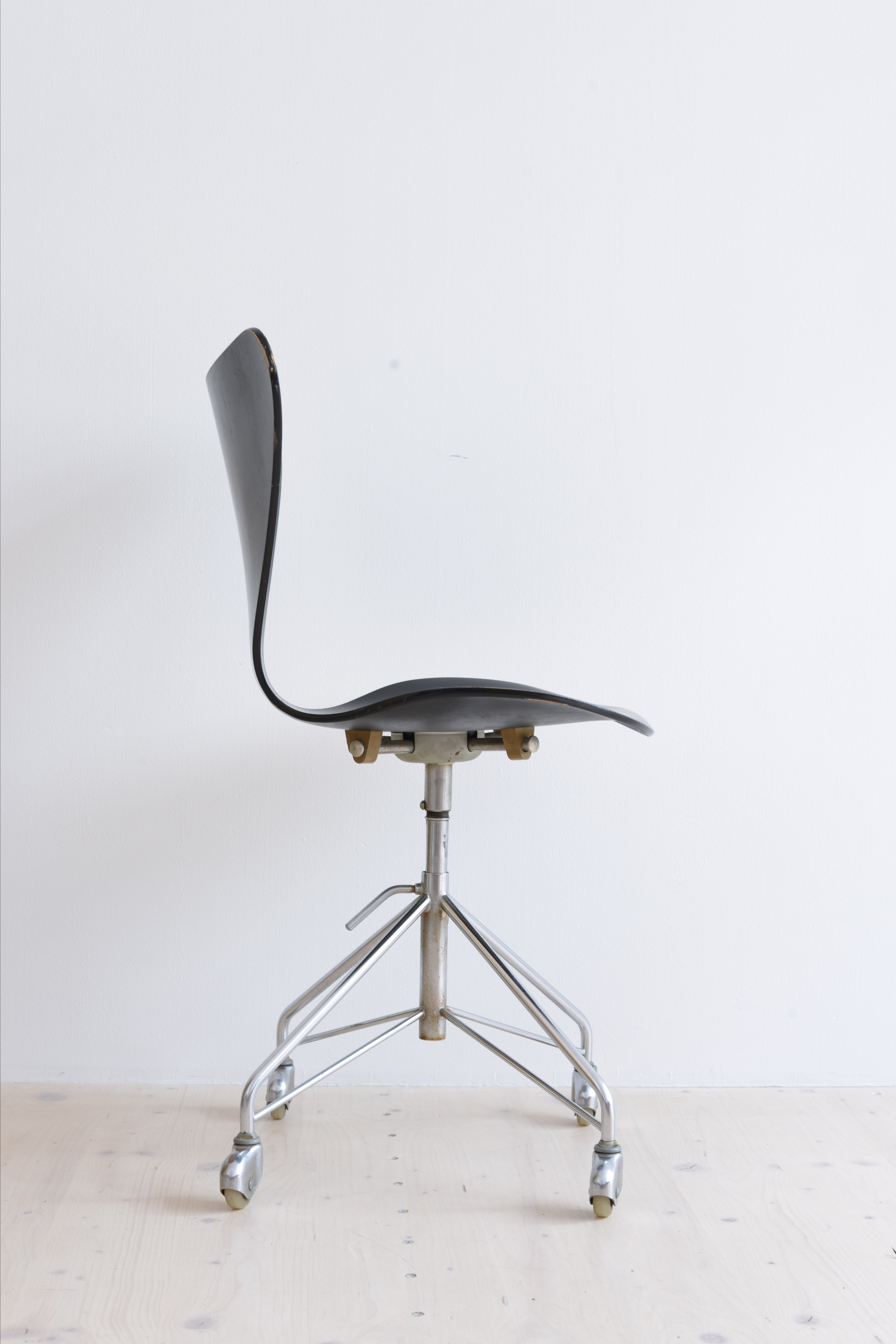 Arne Jacobsen Model 0364 Swivel Chair Black heyday möbel moebel Zürich Zurich Binz Altstetten Vintage Mid-Century Modern