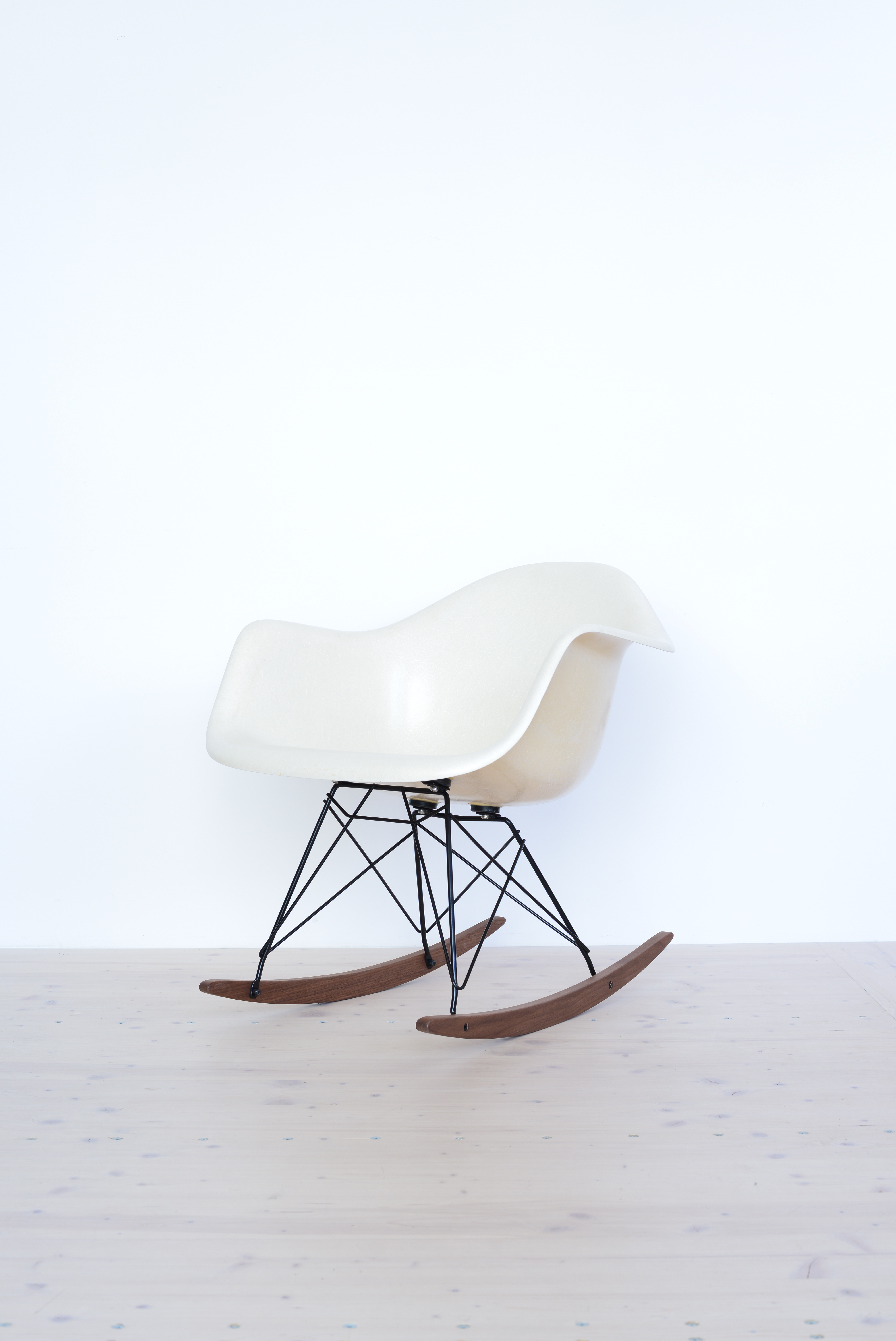 Eames Fiberglass Armchair in Parchment with Rocking Base heyday möbel