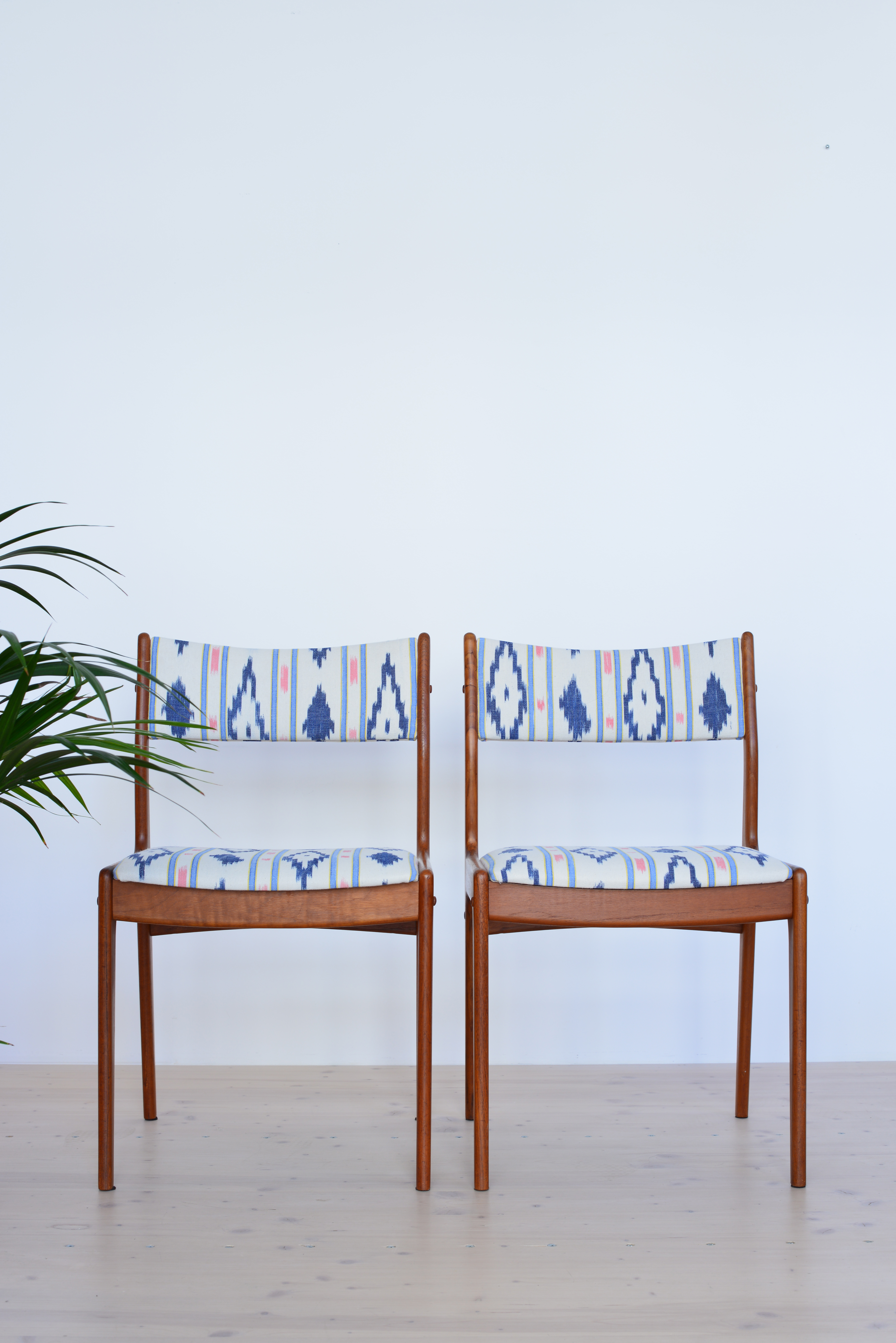 Pair of Teak Dining Chairs Reupholstered heyday möbel Zürich Switzerland