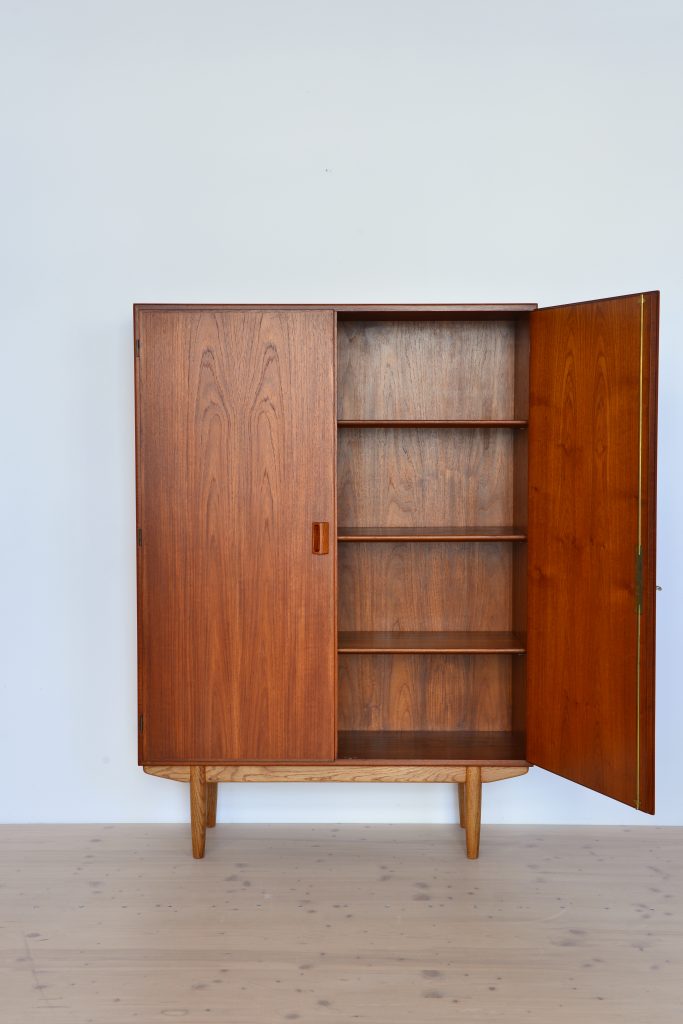 Borge Mogensen High Cabinet in Teak heyday möbel Zürich Mid-Century Modern Furniture