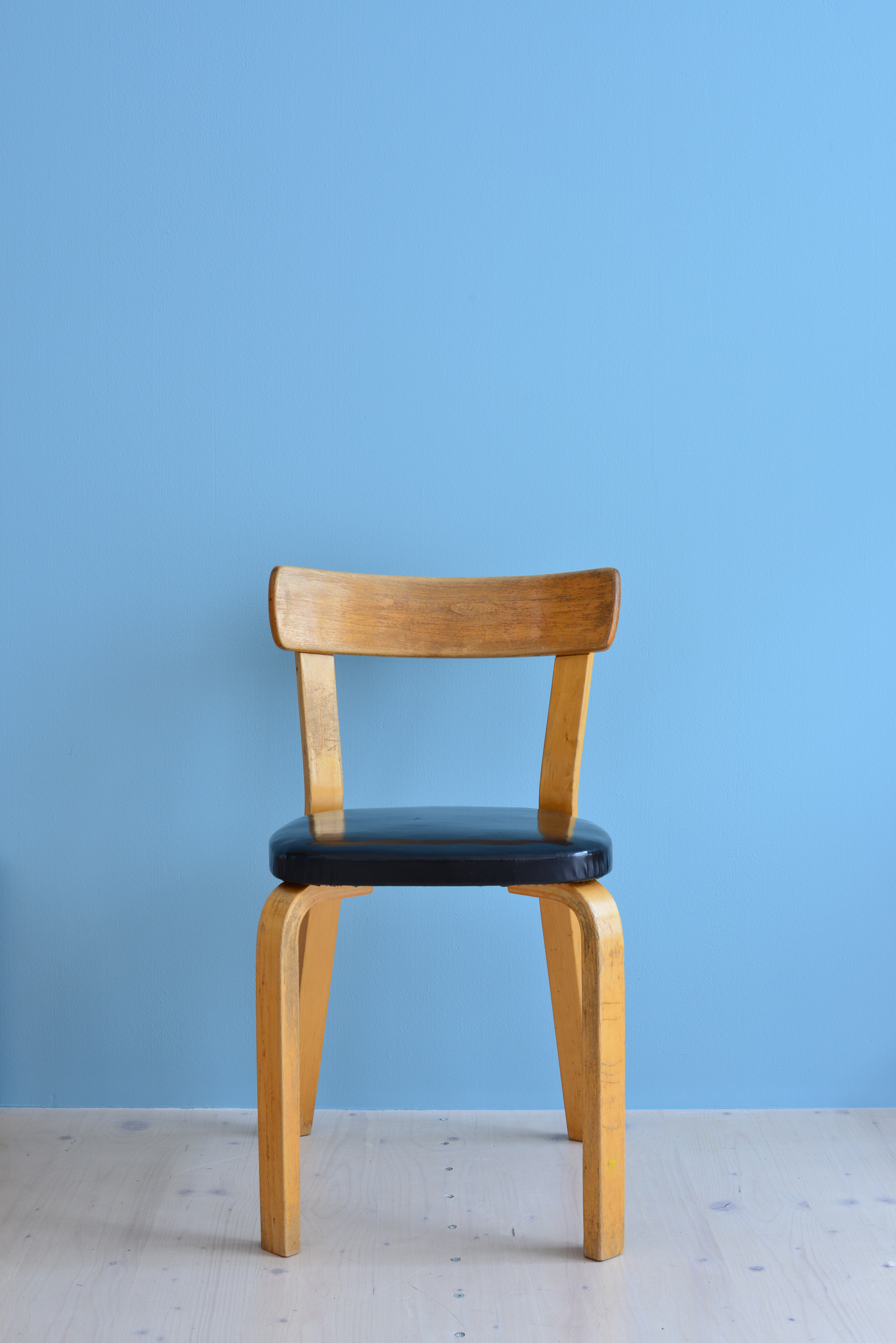 Alvar Aalto Model No 69 Chair available at heyday möbel Grubenstrasse 19 Zürich