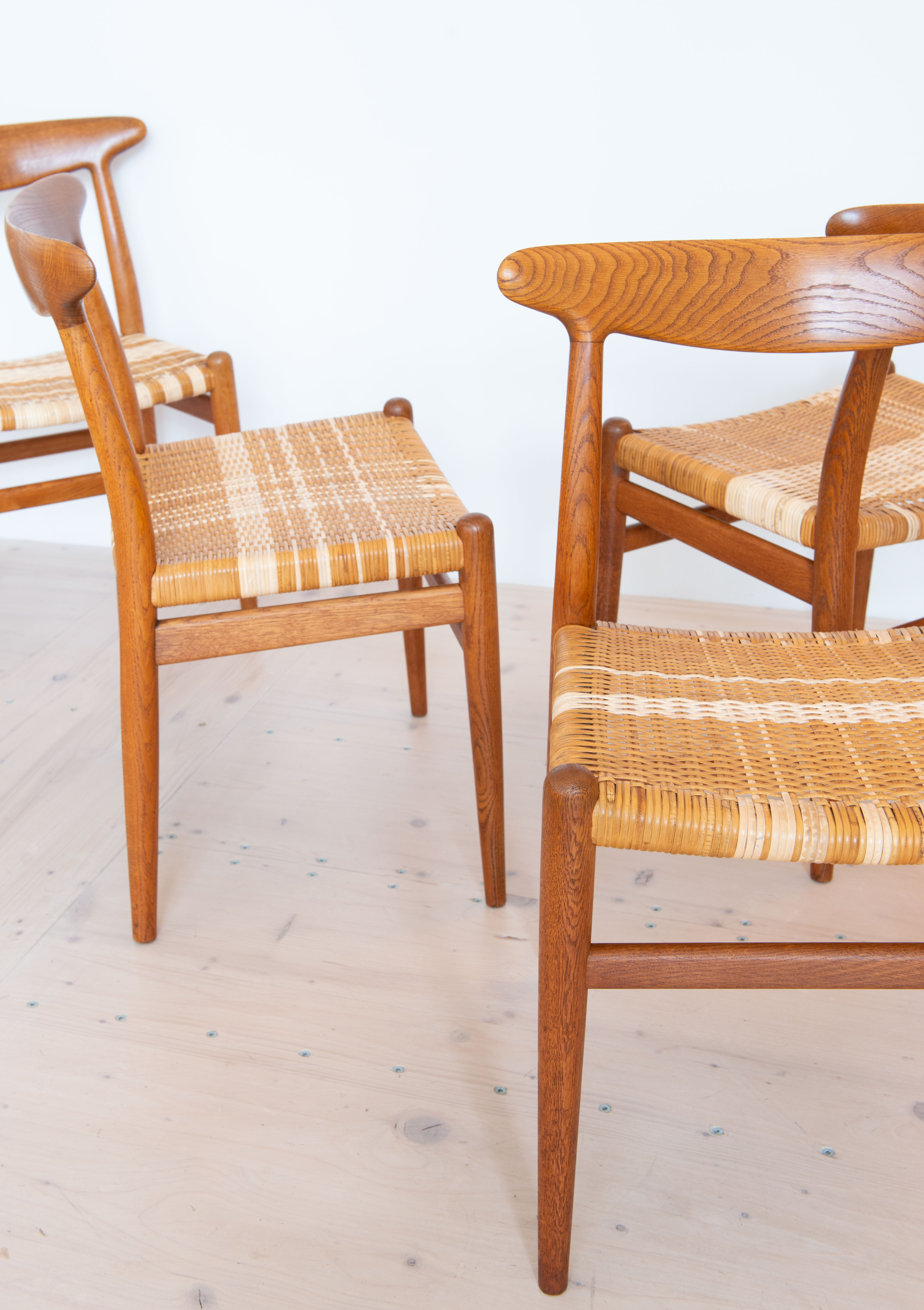 Hans_J_Wegner_W2_Dining_Chairs_Oakd_and_Cane_heyday_möbel_Zurich