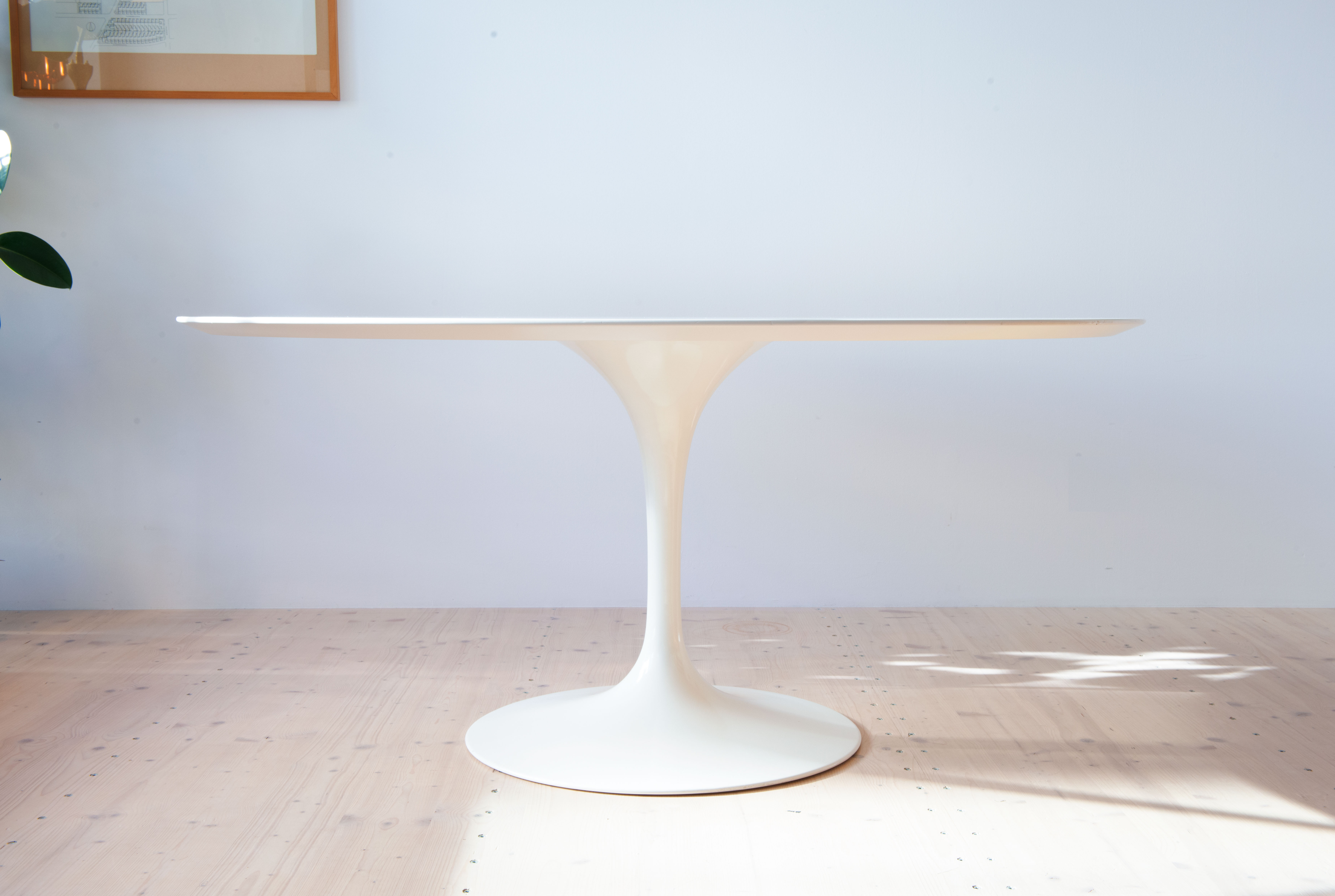 Large Tulip Table by Eero Saarinen, by Knoll International, 1970s. 152 cm diameter. Available at heyday möbel, Grubenstrasse 19, 8045 Zürich, Switzerland. Mid-Century Modern Furniture and Other Stuff.