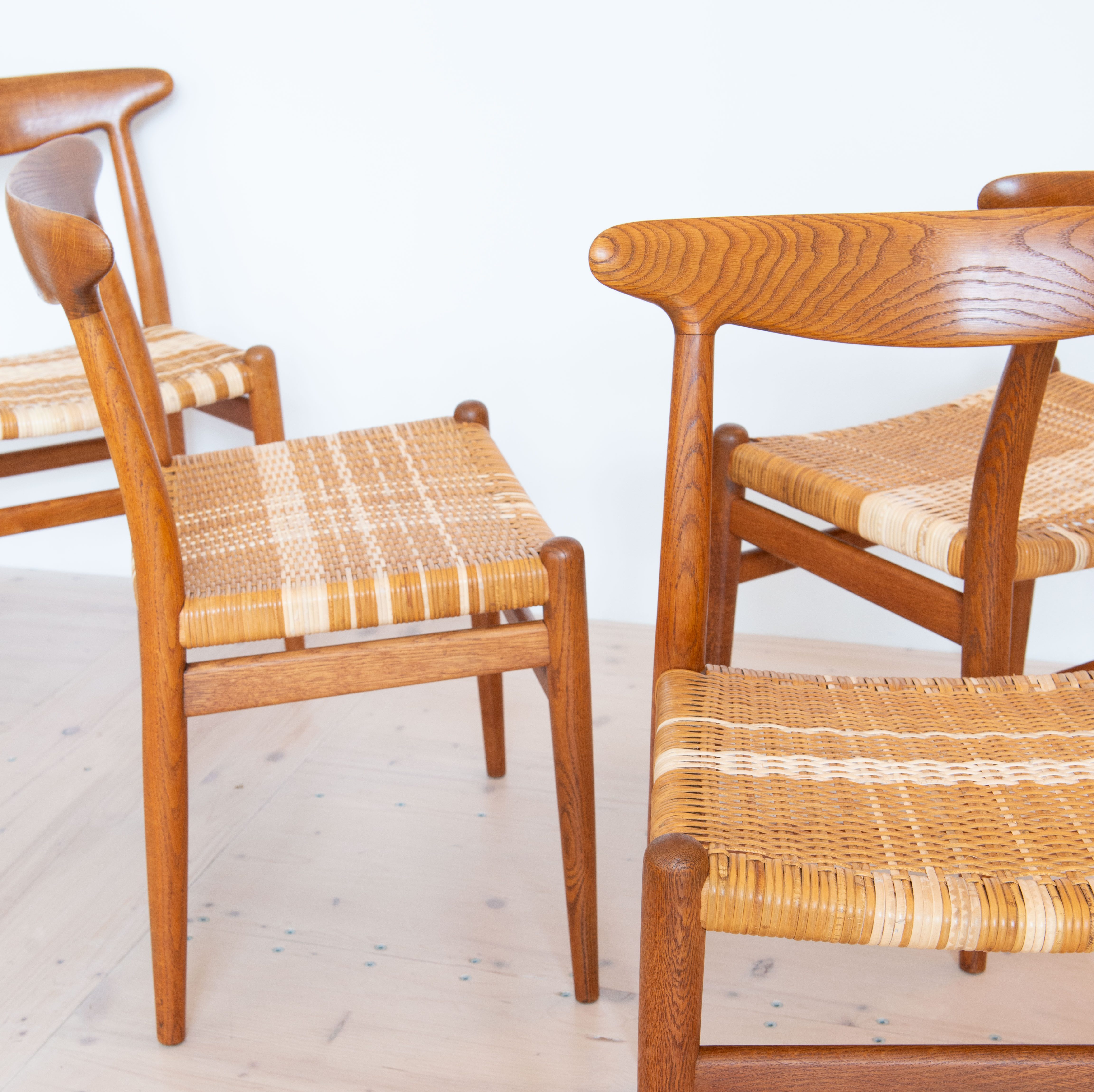 Hans J. Wegner W2 Dining Chair Set in Oak with Wicker Seating. Produced by C.M. Madsen, Denmark 1950s. Available at heyday möbel, Grubenstrasse 19, 8045 Zürich