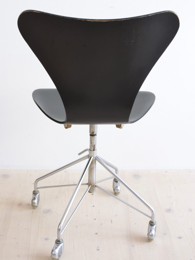 Arne Jacobsen Model 0364 Swivel Chair Black heyday möbel moebel Zürich Zurich Binz Altstetten Vintage Mid-Century Modern