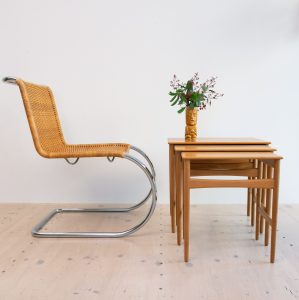 Hans J. Wegner Oak Nesting Tables (Three). Available at heyday möbel, Grubenstrasse 19, 8045 Zürich, Switzerland. Mid Century Modern Furniture, Danish-Modern, Swiss Design Klassiker.