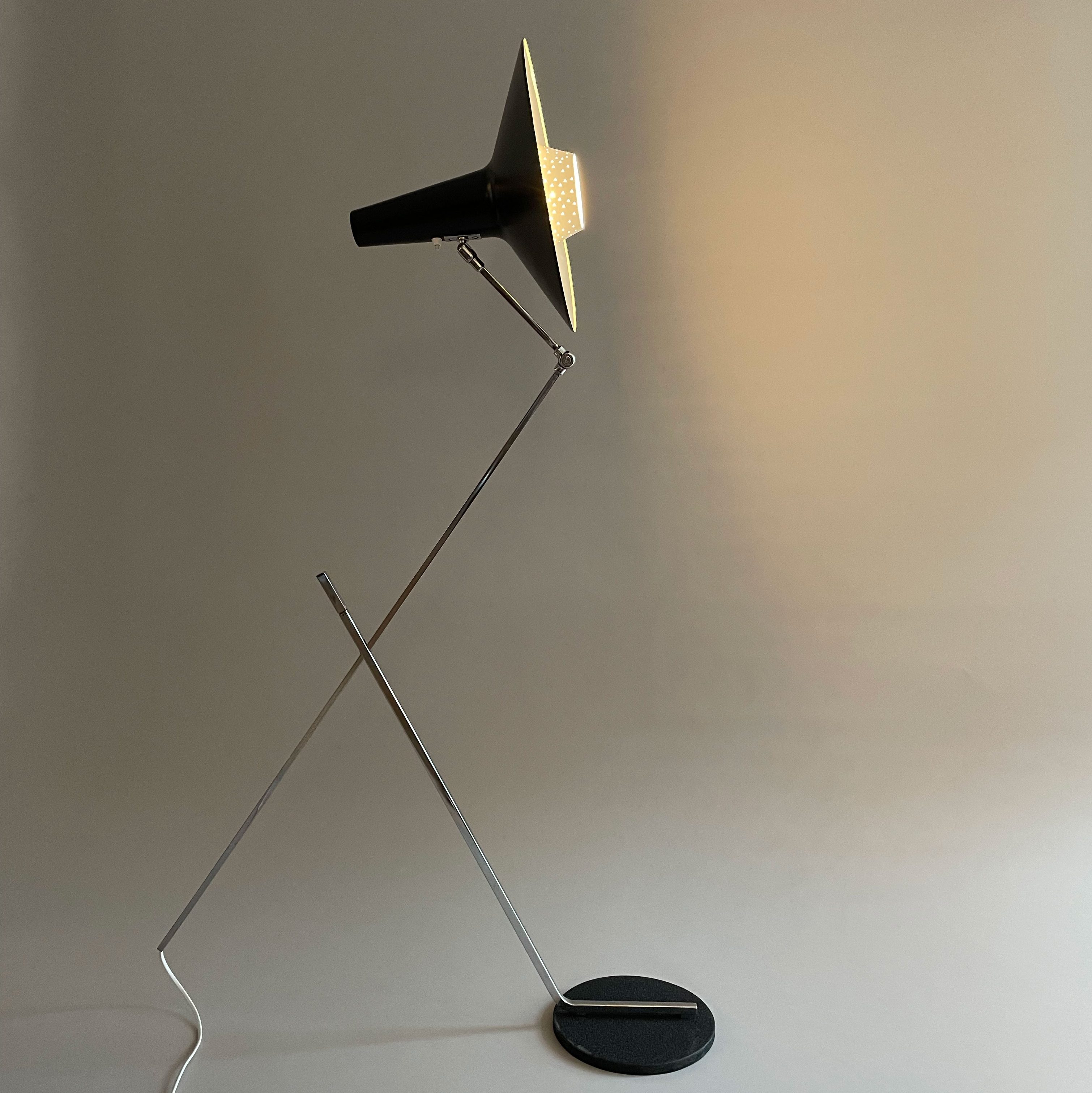 Mid-Century Floor Lamp in Black and Chrome. Height adjustable with a cantilever function. Available at heyday möbel, Grubenstrasse 19, 8045 Zürich, Switzerland.