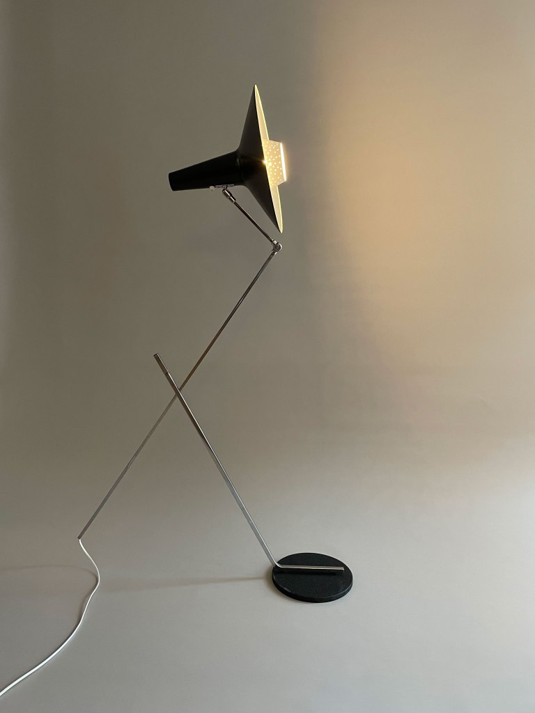 Mid-Century Floor Lamp in Black and Chrome. Height adjustable with a cantilever function. Available at heyday möbel, Grubenstrasse 19, 8045 Zürich, Switzerland.