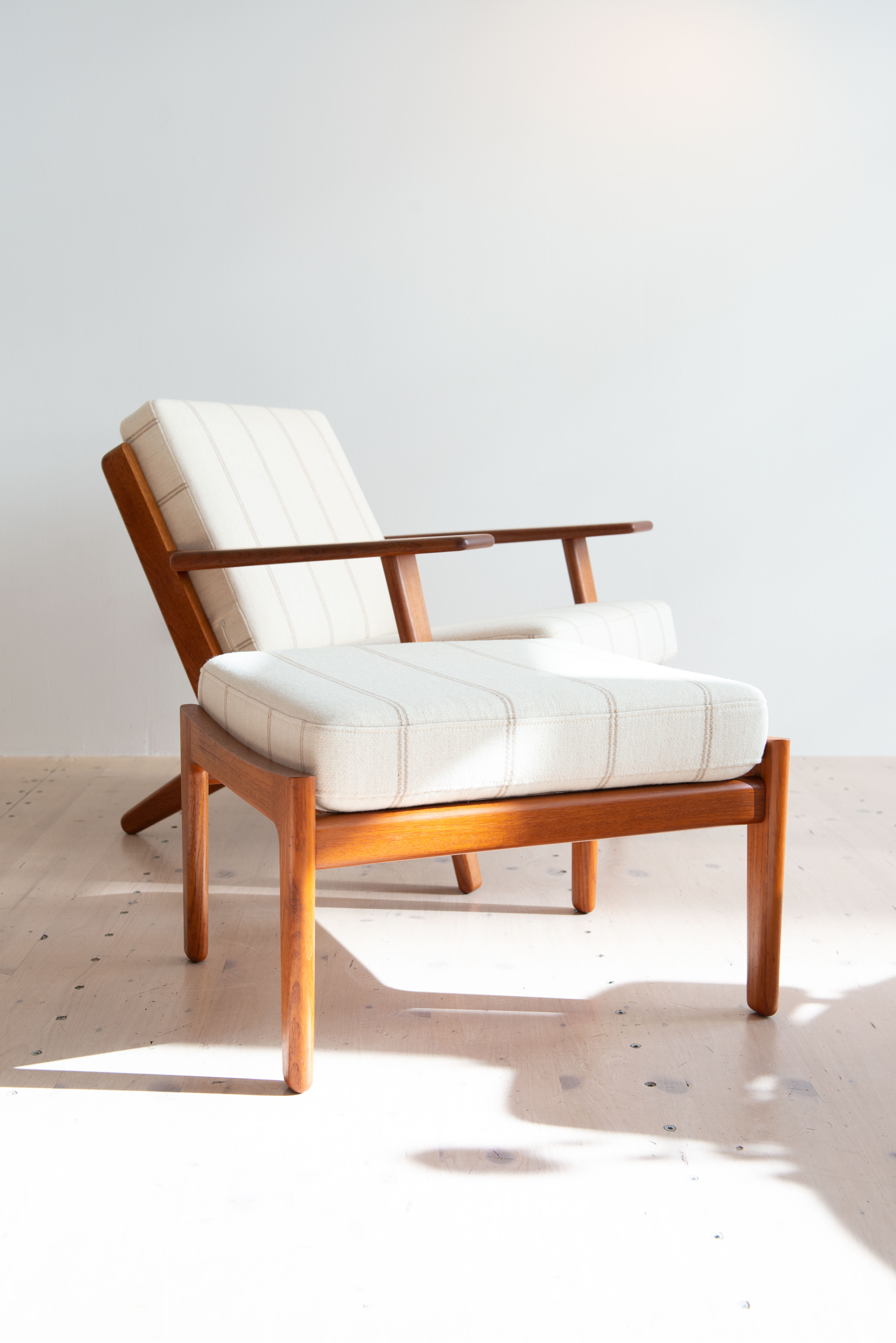 Hans J. Wegner GE 290 Lounge Chair in Teak. For Getama, Denmark, 1953. Available at heyday möbel, Grubenstrasse 19, 8045 Zürich.