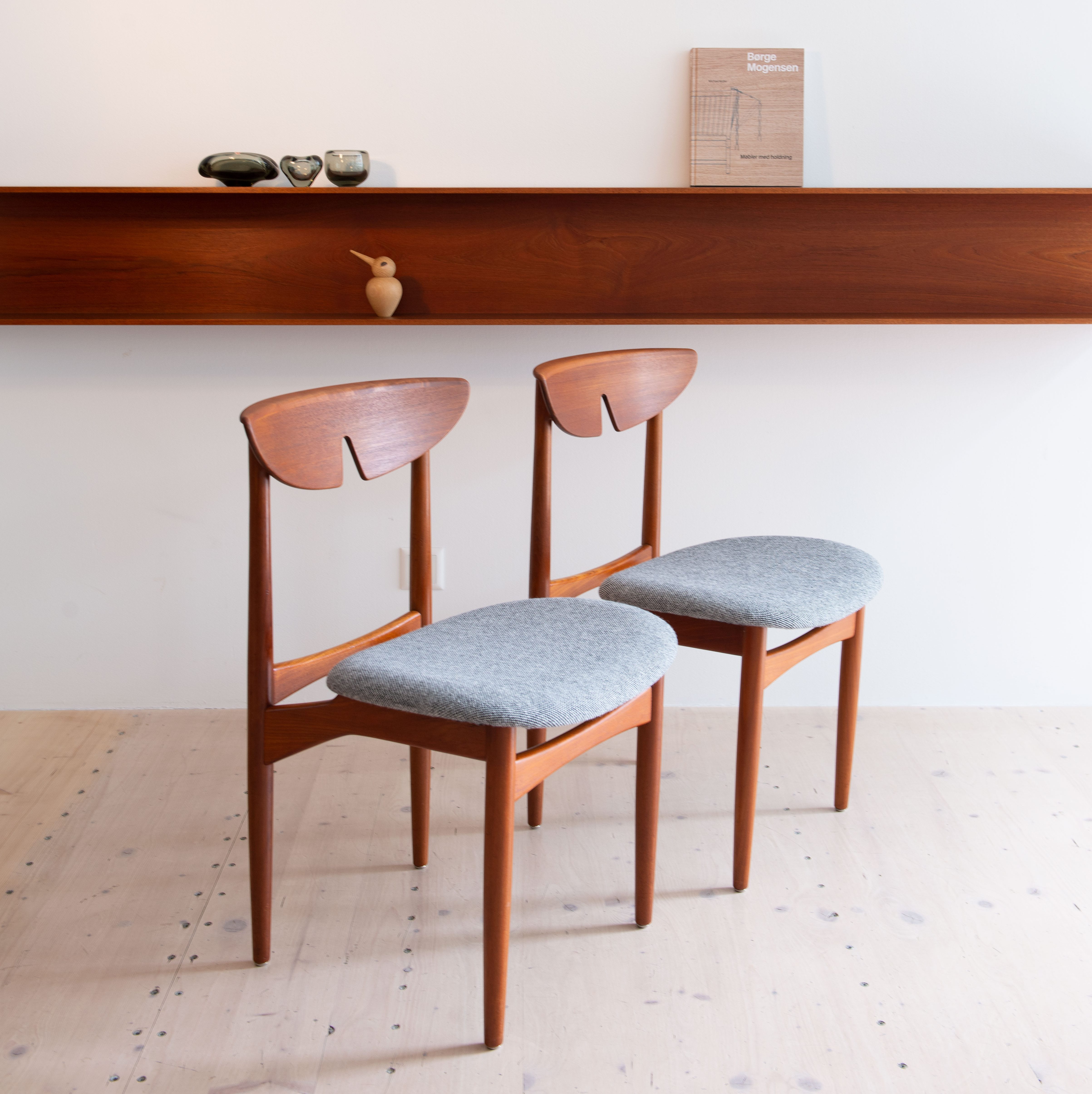Kurt Ostervig Dining Chair Pair in Teak. Made by KP Möbler in Denmark in the 1960s. Available at heyday möbel. Mid-Century Modern Furniture and Other Stuff in Zürich, Switzerland.