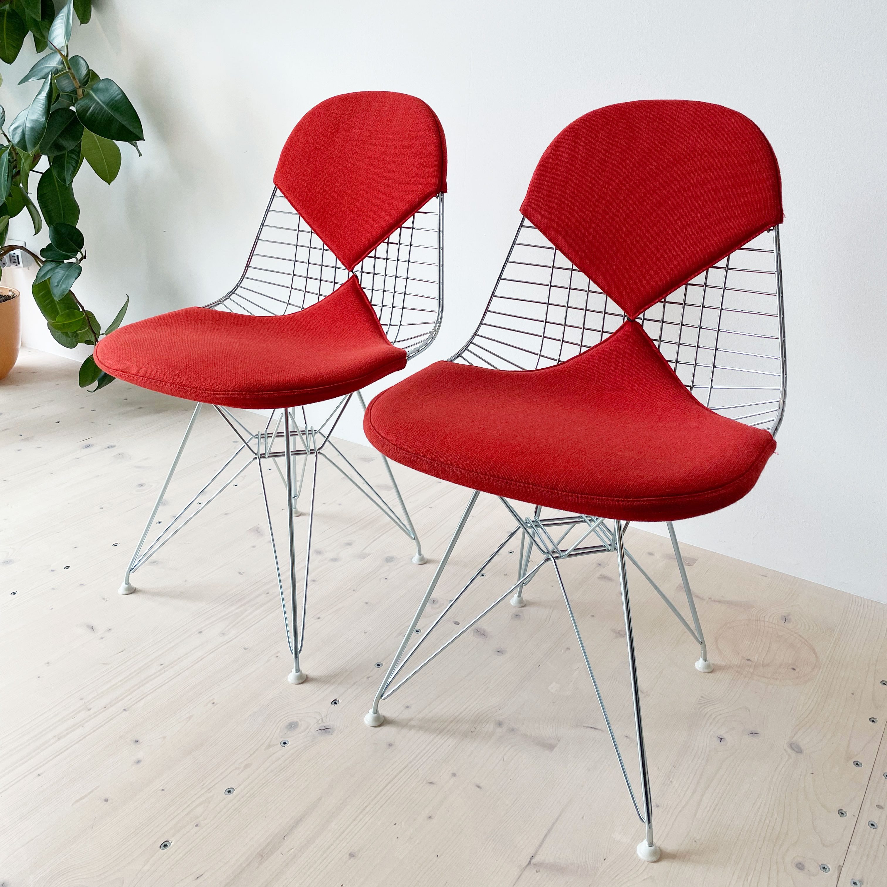 Red Bikini Eames Wire Chairs by Ray and Charles Eames. Produced by Herman Miller in the USA, 1960/70s. Available at heyday möbel, Grubenstrasse 19, 8045 Zürich, Switzerland.