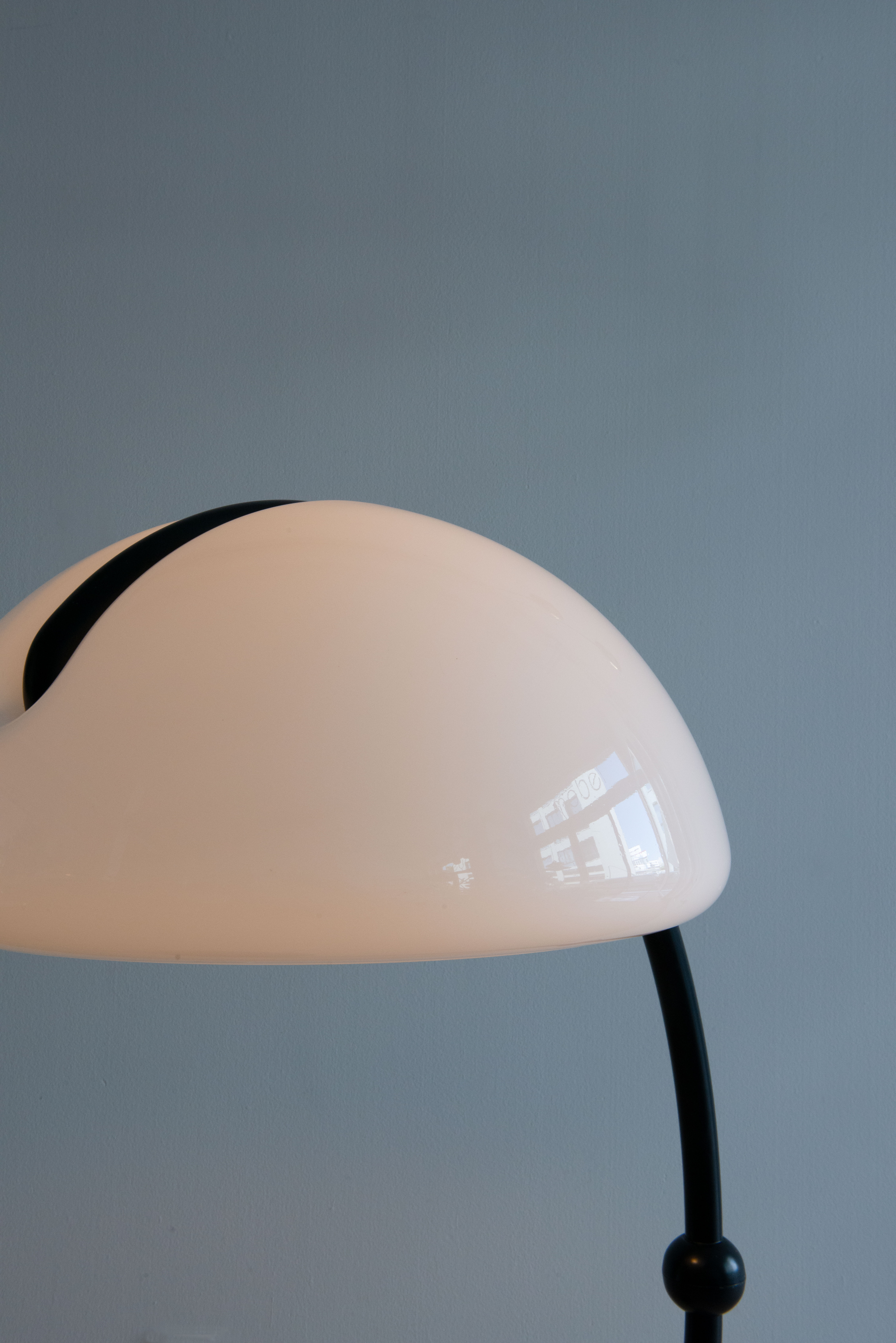 Serpente Floor Lamp in black with off-white shade. Designed by Elio Martinelli for Martinelli Luce. Produced in Italy, 1960s. Available at heyday möbel, Grubenstrasse 19, 8045 Zürich, Switzerland.