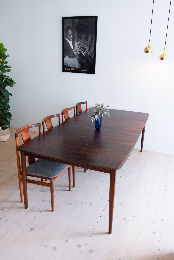 Henry Rosengren Hansen Rosewood Dining Table. Made in Denmark. Available at heyday möbel, Grubenstrasse 19, 8045 Zürich, Switzerland.