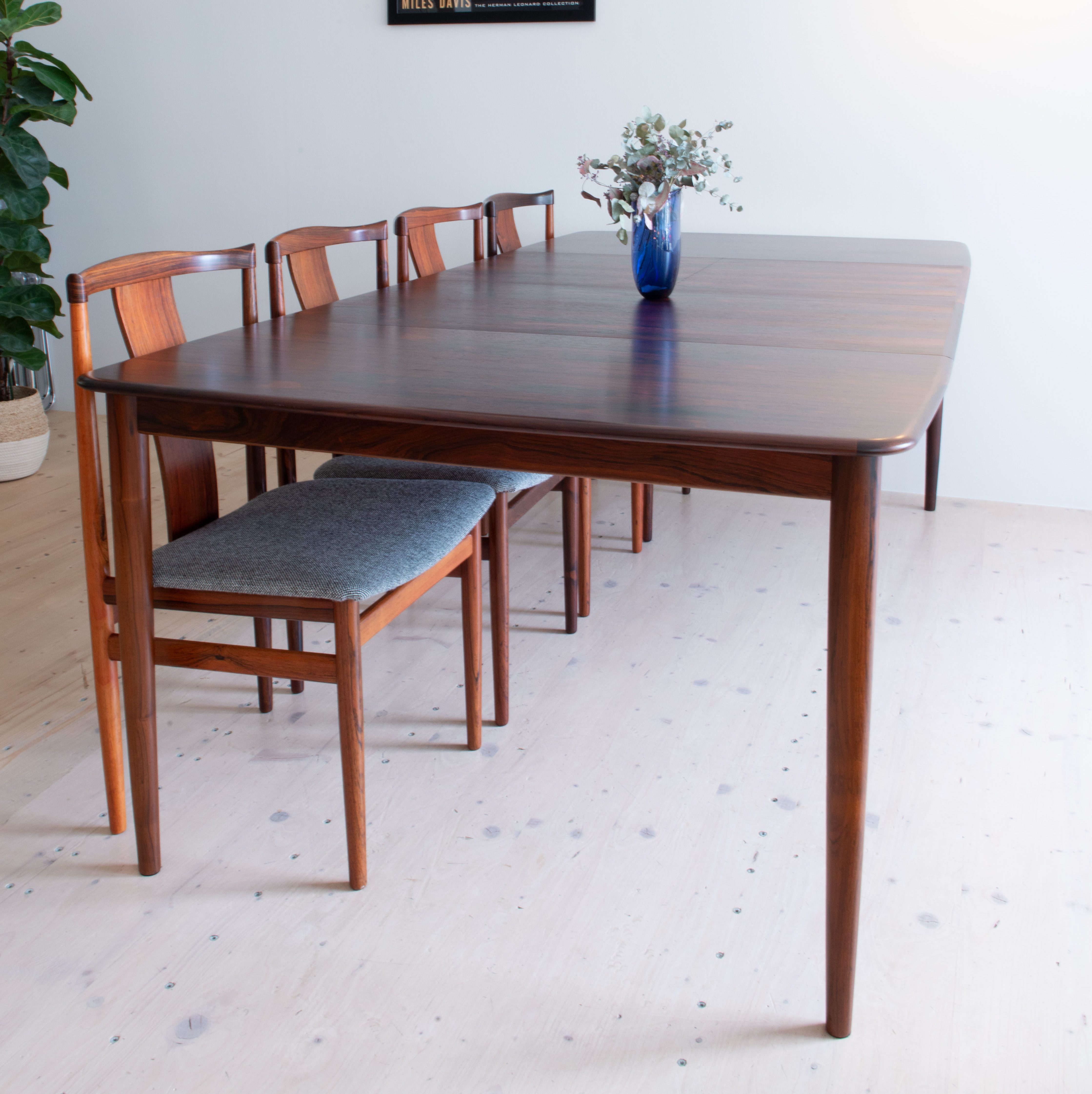 Henry Rosengren Hansen Rosewood Dining Table. Made in Denmark. Available at heyday möbel, Grubenstrasse 19, 8045 Zürich, Switzerland.