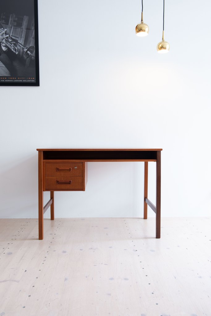 Teak Writing Desk Made in Denmark. Available at heyday möbel, Grubenstrasse 19, 8045 Zürich, Switzerland. Mid-Century Modern Furniture and Other Stuff.