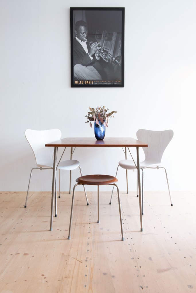 AJ 105 Dining Chairs in White - Two Available. Produced by Fritz Hansen in 2017. Available at heyday möbel, Grubenstrasse 19, 8045 Zürich, Switzerland.