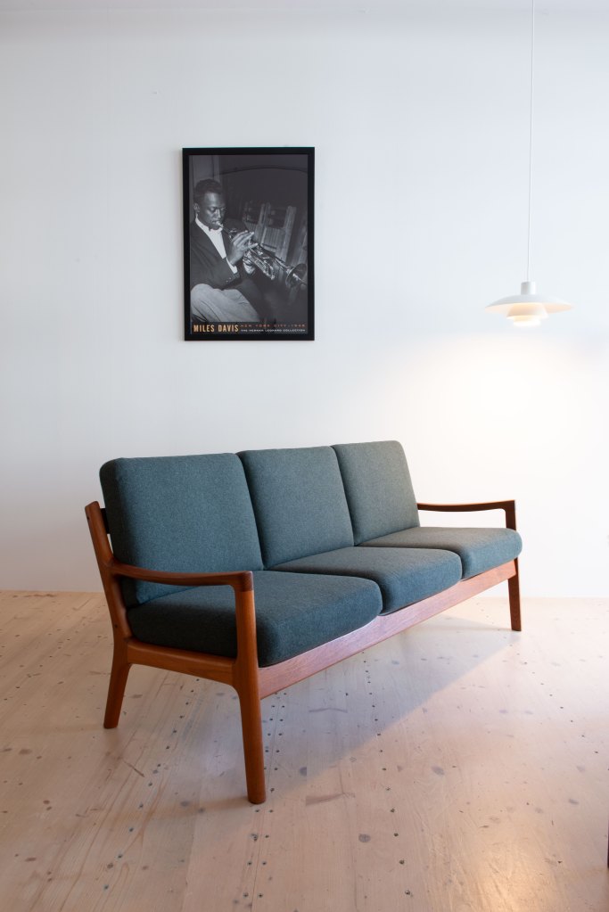 Ole Wanscher Senator Sofa in Teak and Forest Green Wool. Designed by Ole Wanscher and produced by France & Son in Denmark, in the 1960s. Available at heyday möbel, Grubenstrasse 19, 8045 Zürich, Switzerland.