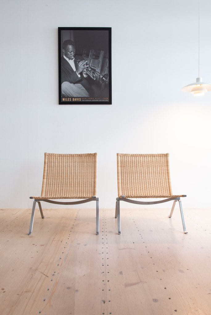 PK22 Wicker Lounge Chairs by Poul Kjærholm for Fritz Hansen. Denmark, 1956 (1996 production). Available at heyday möbel, Grubenstrasse 19l, 8045 Zürich.