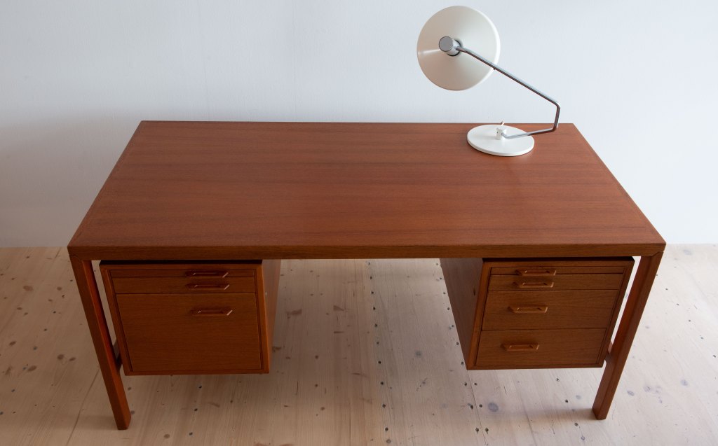 Henry Rosengren Hansen Executive Desk in Teak. Produced by Brande Mobelindustri in Denmark in the 1960s. Available at heyday möbel, Grubenstrasse 19, 8045 Zürich, Switzerland.