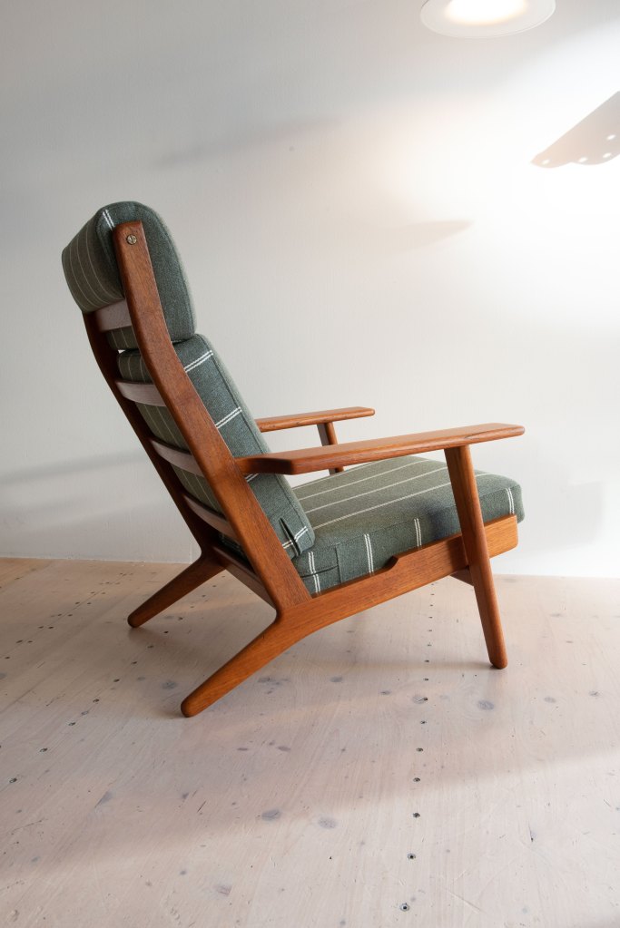 GE290 Highback Lounge Chair by Hans J. Wegner for Getama. Made in Denmark, 1950s. Available at heyday möbel, Grubenstrasse 19, 8045 Zürich, Switzerland.