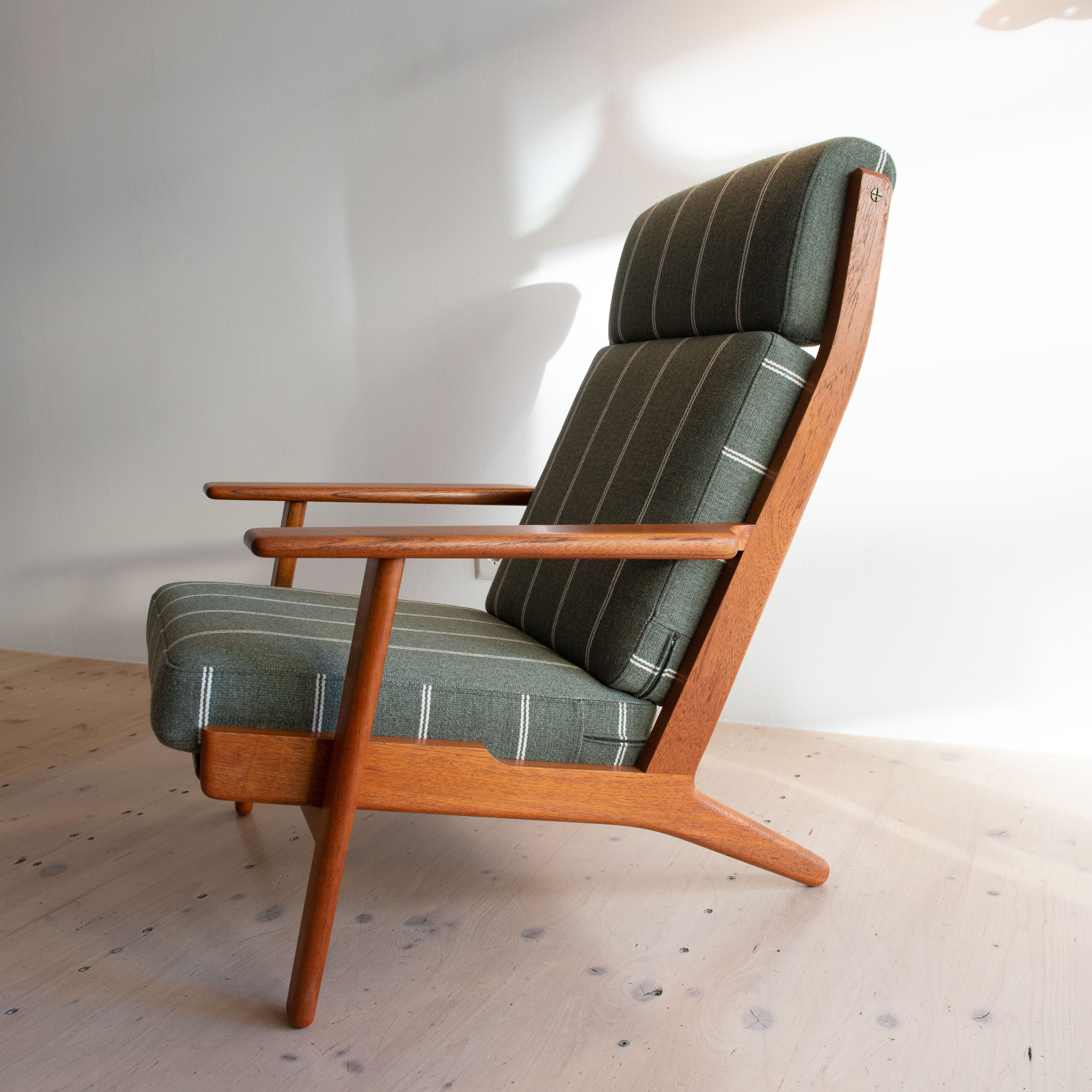 GE290 Highback Lounge Chair by Hans J. Wegner for Getama. Made in Denmark, 1950s. Available at heyday möbel, Grubenstrasse 19, 8045 Zürich, Switzerland.