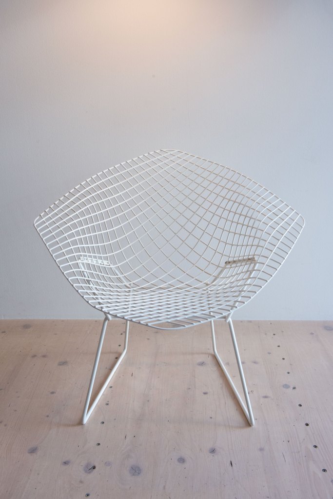 White Diamond Chair by Harry Bertoia. Produced for Knoll Associates, USA, 1990s. Available at heyday möbel, Grubenstrasse 19, 8045 Zürich, Switzerland.