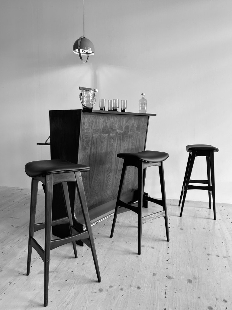 SK 611 Rosewood Dry Bar by Johannes Andersen. Made by Skaaning & Son in Denmark, 1960s. View at heyday möbel, Grubenstrasse 19, 8045 Zürich, Switzerland.