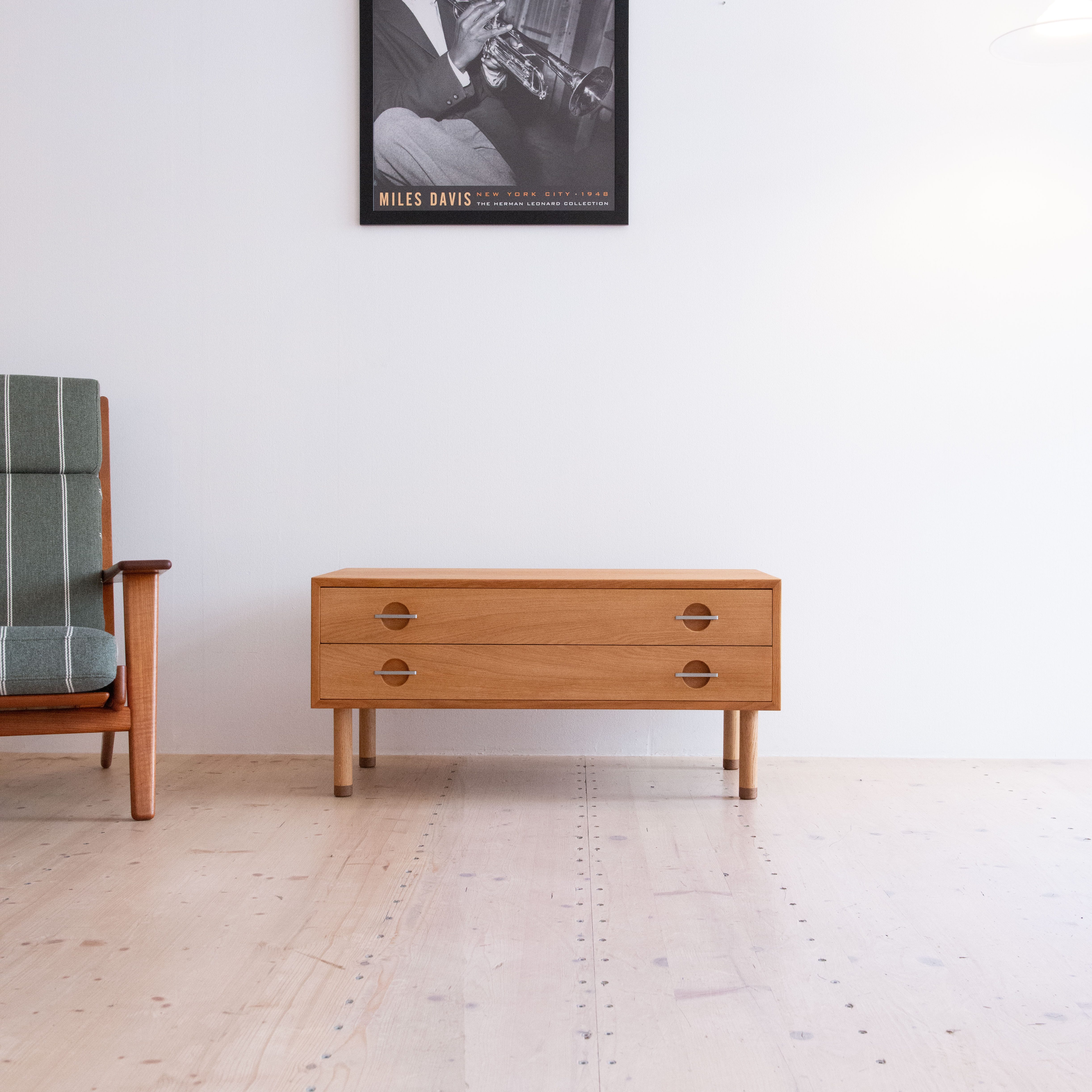 Oak Chest of Drawers by Hans J. Wegner for Ry Möbler. Produced in Denmark in the 1960s. Available at heyday möbel, Grubenstrasse 19, 8045 Zürich, Switzerland.