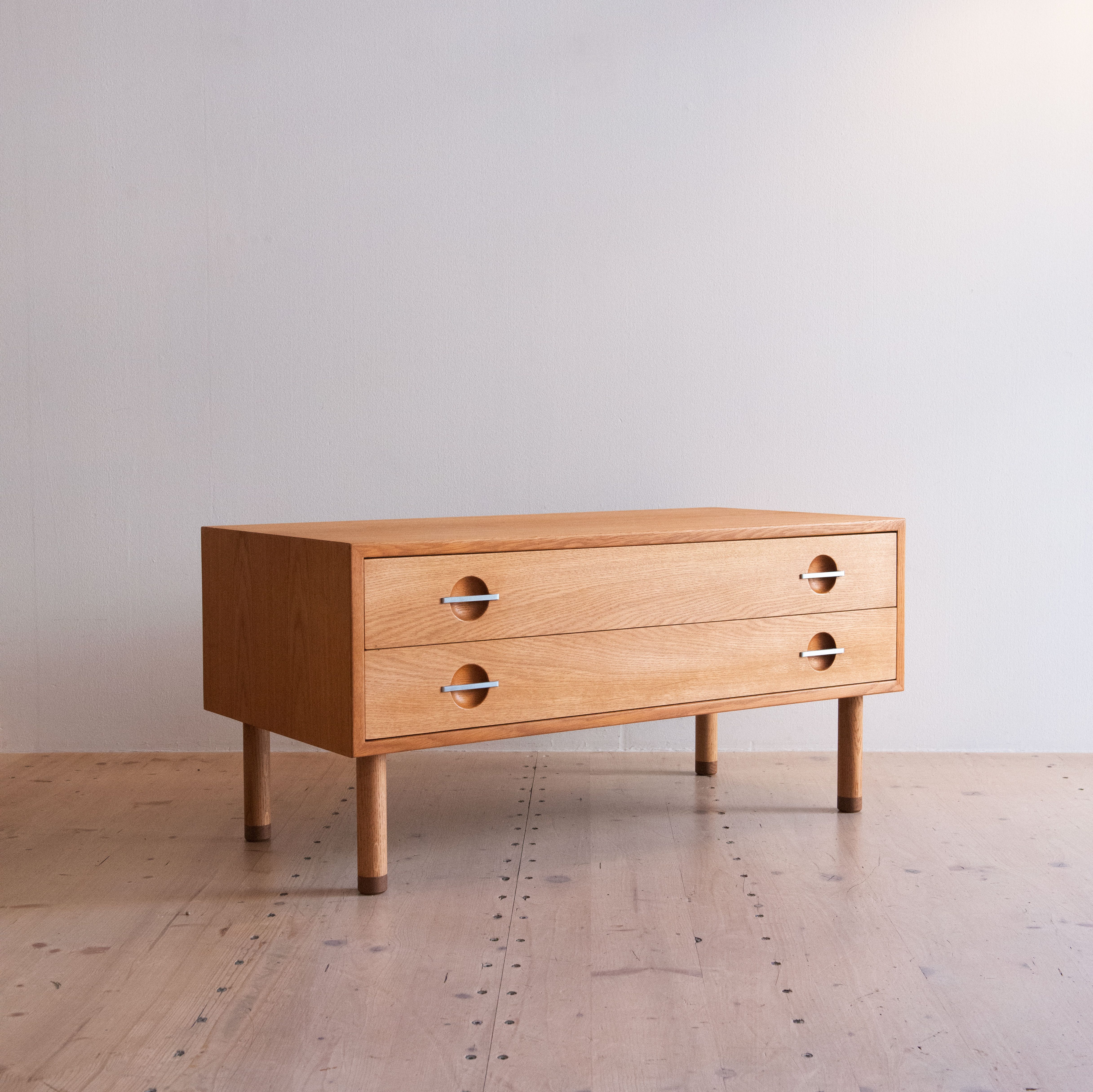 Oak Chest of Drawers by Hans J. Wegner for Ry Möbler. Produced in Denmark in the 1960s. Available at heyday möbel, Grubenstrasse 19, 8045 Zürich, Switzerland.