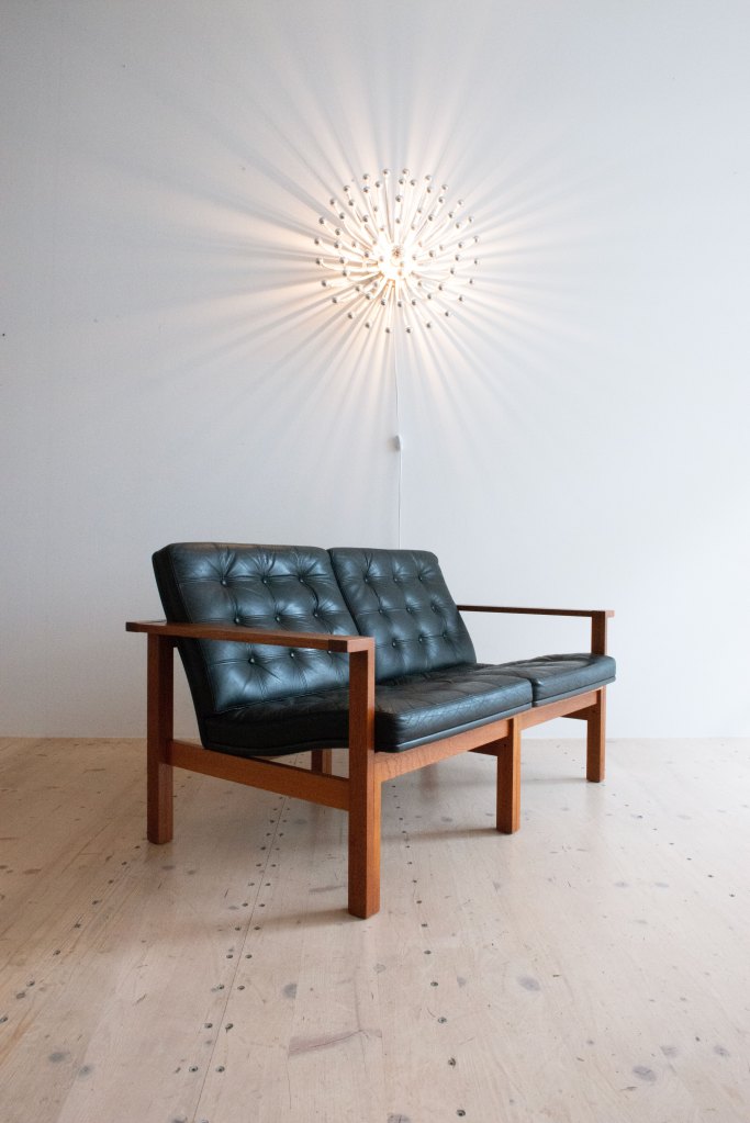Ole Gjerlov-Knudsen & Torben Lind Two Seater in Teak and Black Leather. Produced by France and Son in Denmark in the 1960s. Available to purchase at heyday möbel, Grubenstrasse 19, 8045 Zürich, Switzerland.