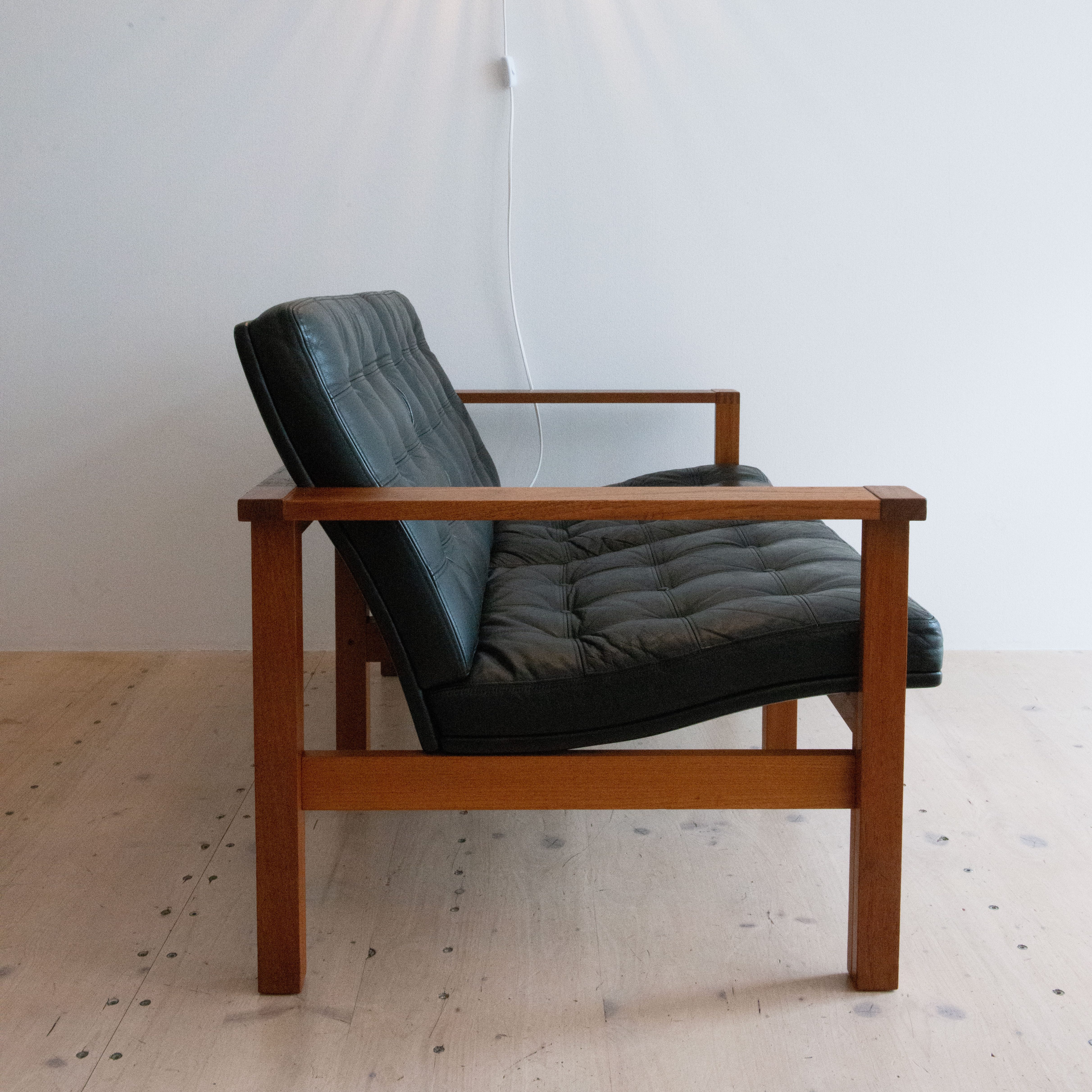Ole Gjerlov-Knudsen & Torben Lind Two Seater in Teak and Black Leather. Produced by France and Son in Denmark in the 1960s. Available to purchase at heyday möbel, Grubenstrasse 19, 8045 Zürich, Switzerland.