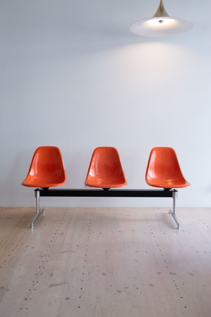 Eames Tandem Seating Group in Orange. Charles and Ray Eames, produced by Herman Miller in the 1960s. Available at heyday möbel, Grubenstrasse 19, 8045 Zürich.