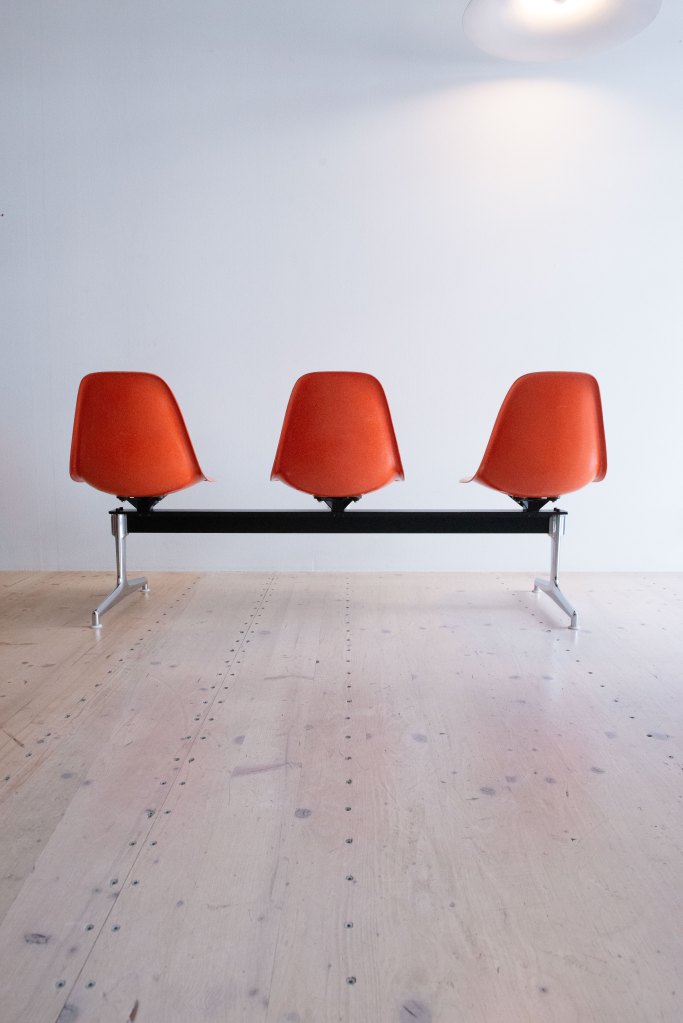 Eames Tandem Seating Group in Orange. Charles and Ray Eames, produced by Herman Miller in the 1960s. Available at heyday möbel, Grubenstrasse 19, 8045 Zürich.