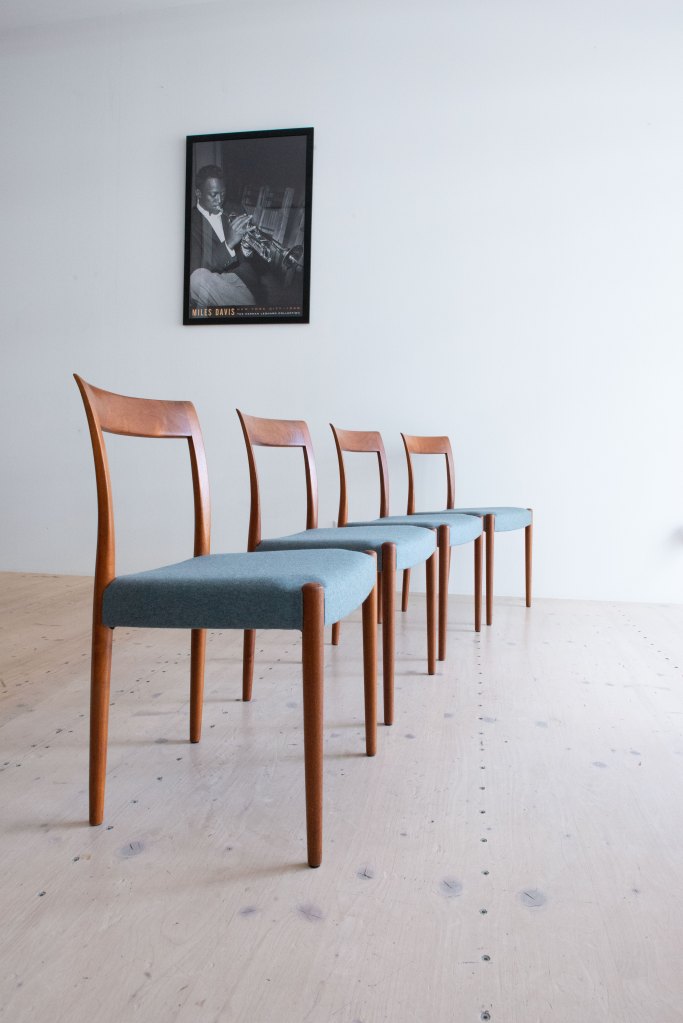Soren Willadsen Dining Chairs in Teak. Available at heyday möbel, Grubenstrasse 19, 8045 Zürich, Switzerland.