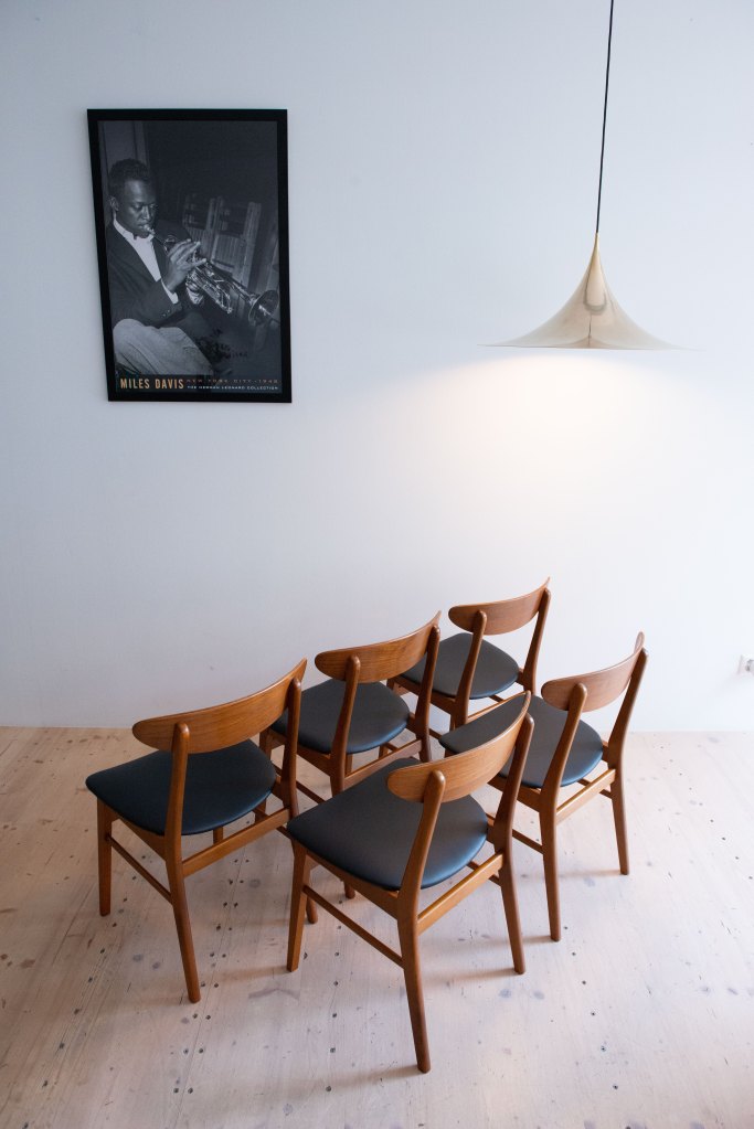 Farstrup Dining Chair Set in Teak. Available at heyday möbel in Switzerland.