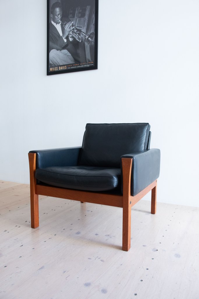 AP62 Leather Lounge Chair by Hans J. Wegner