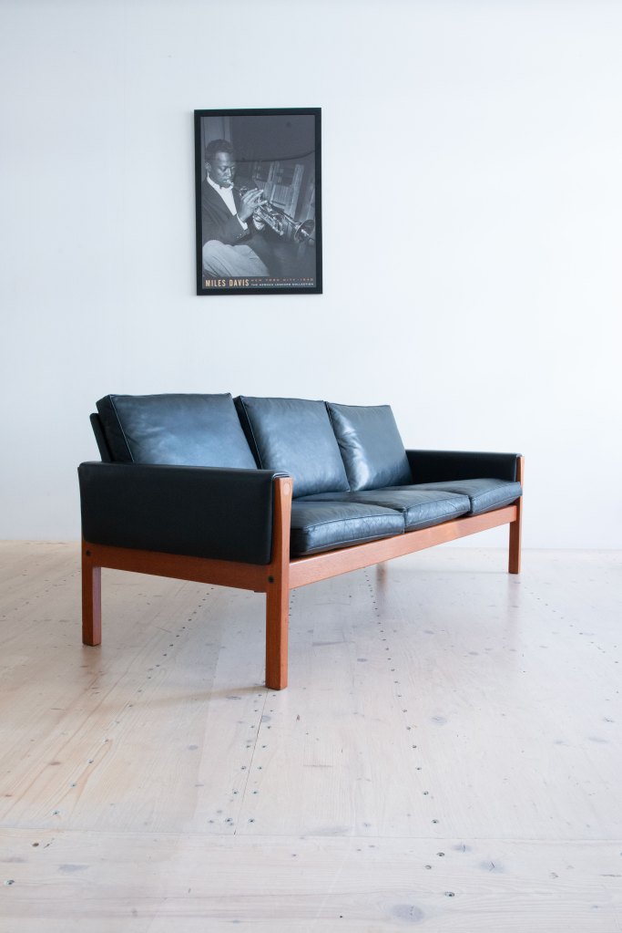 AP62 Leather Sofa by Hans J. Wegner in Leather and Teak