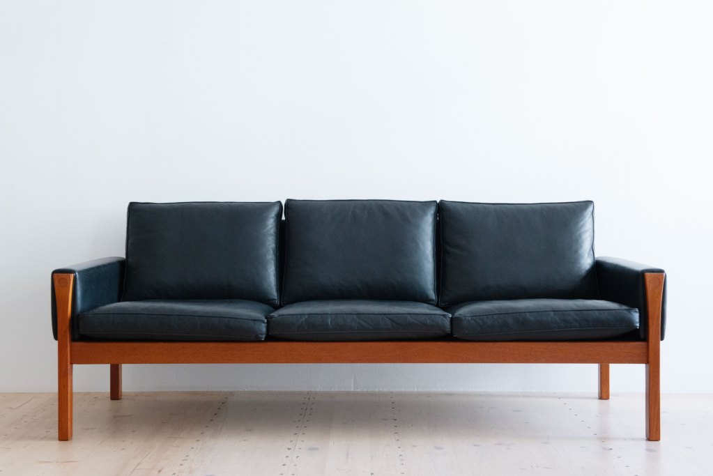 AP62 Leather Sofa by Hans J. Wegner in Leather and Teak