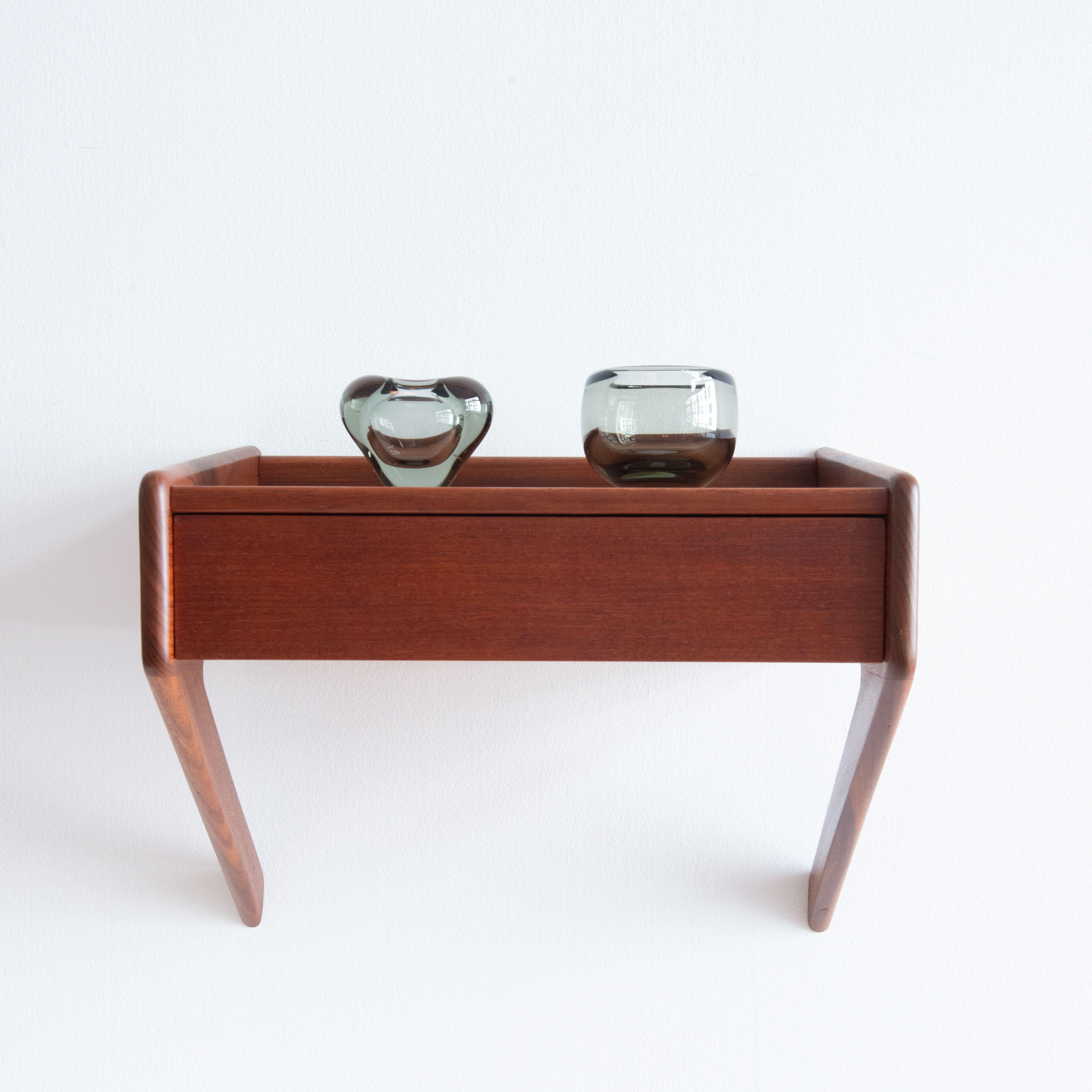 Floating Wall Consoles in Teak. Produced by Olholm Mobelfabrik in Denmark in the 1960s. Available at heyday möbel, Grubenstrasse 19, 8045 Zürich.