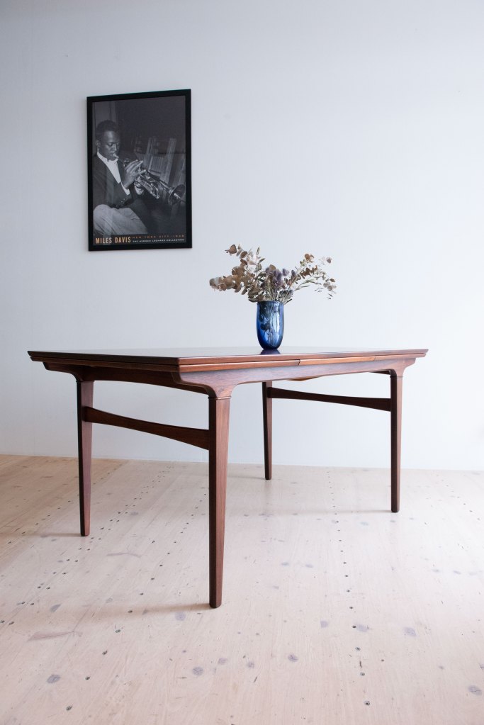 Extendable Rosewood Dining Table by Johannes Andersen. Available at heyday möbel, Grubenstrasse 19, 8045 Zürich.