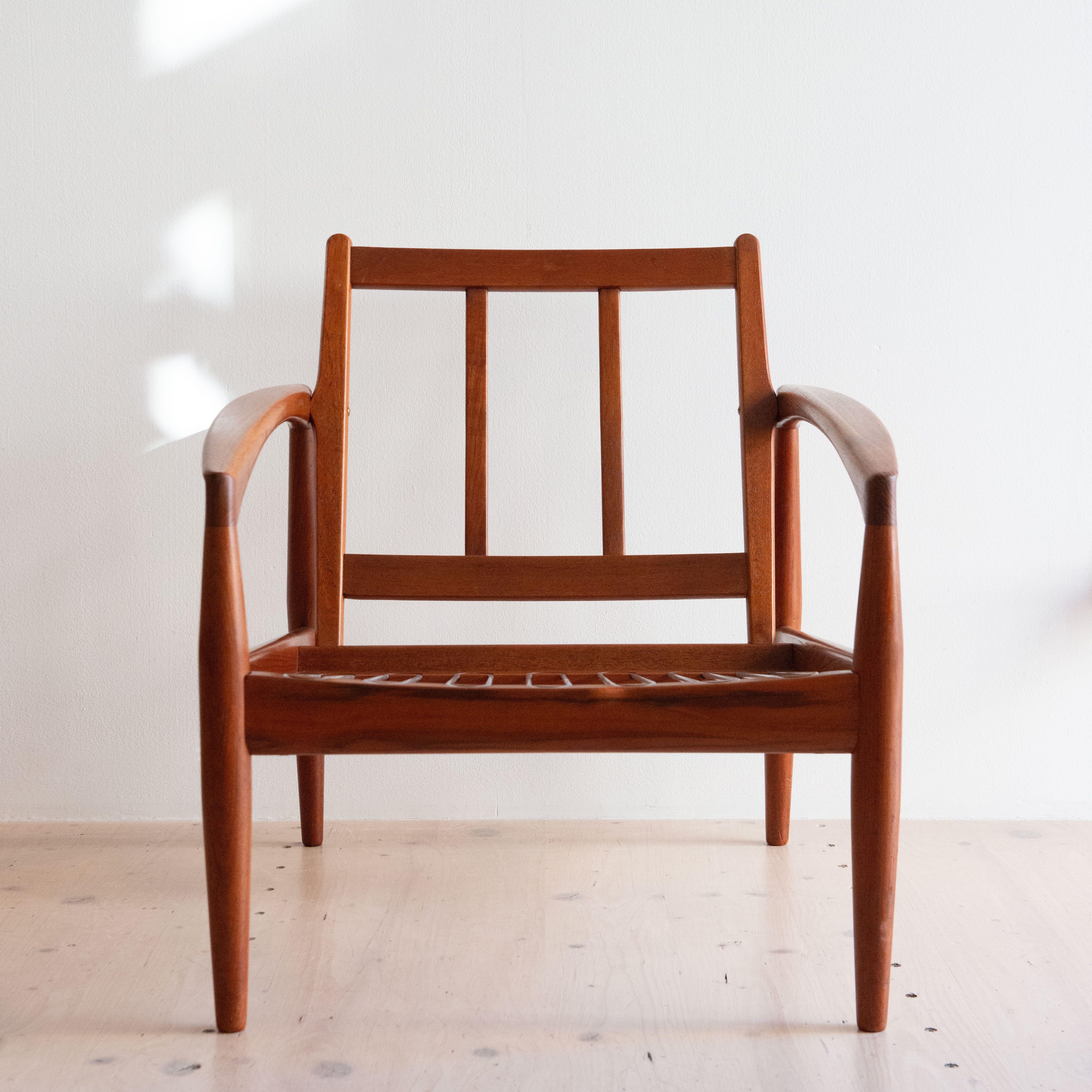 Paperknife Lounge Chairs in Teak, by Kai Kristiansen. Produced by Magnus Olesen. Available at heyday möbel. Grubenstrasse 19, 8045 Zürich, Switzerland.