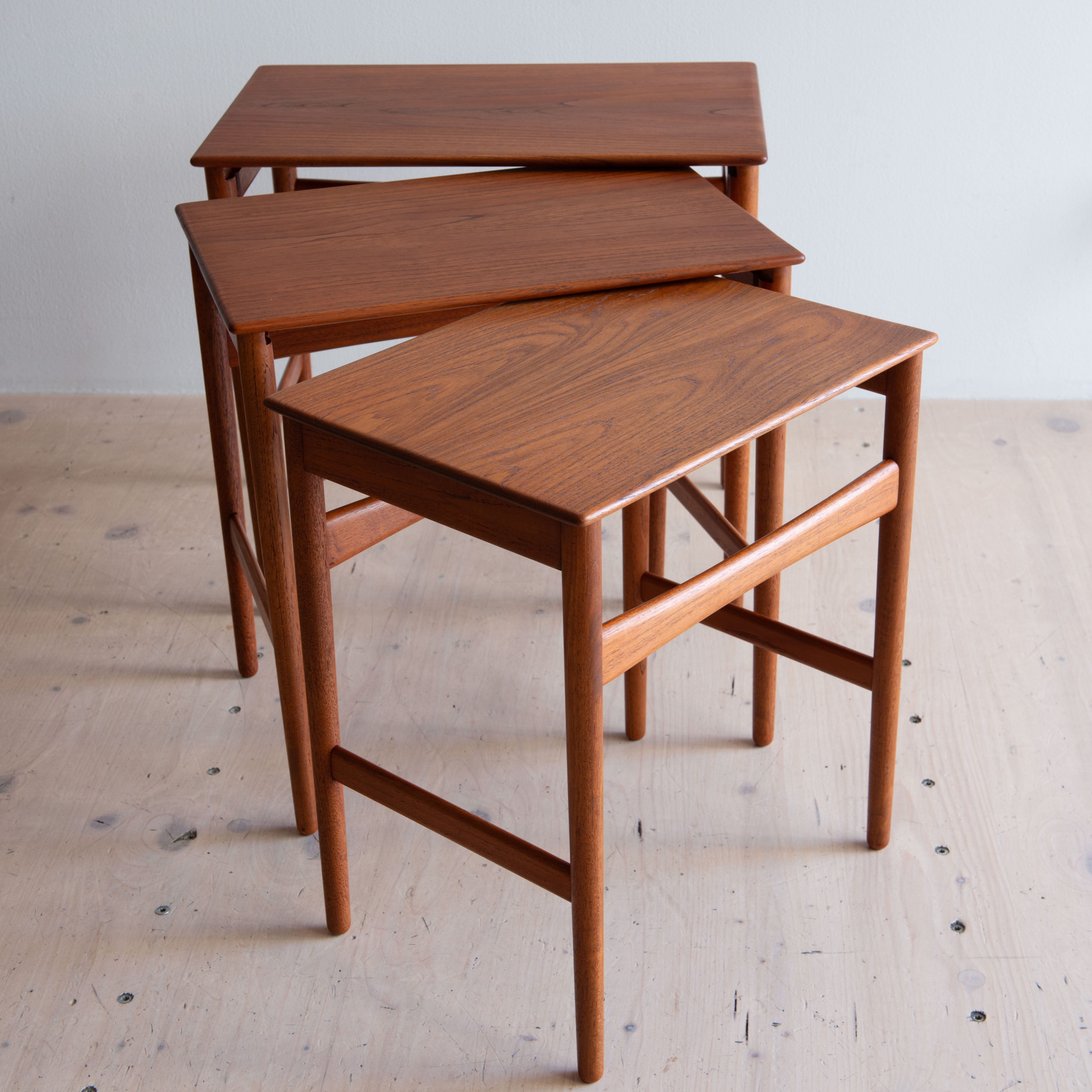 Hans J. Wegner Teak AT40 Nesting Table Set in Teak. Available at heyday möbel, Grubenstrasse 29, 8045 Zürich, Switzerland.
