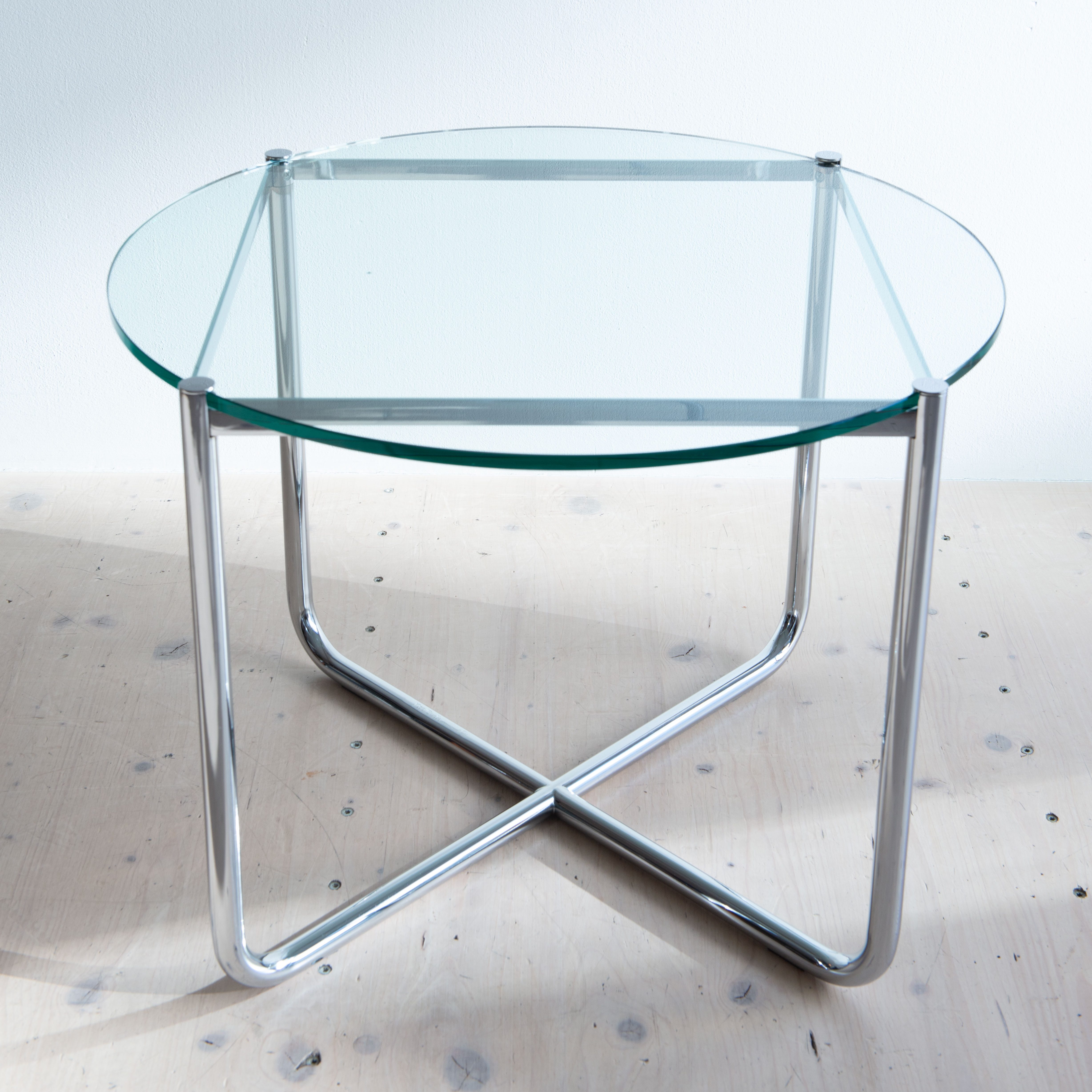 MR glass and tubular steel coffee table by Ludwig Mies van der Rohe for Knoll Studio. Available at heyday möbel, Grubenstrasse 19, 8045 Zürich. Mid Century Modern furniture and other stuff.
