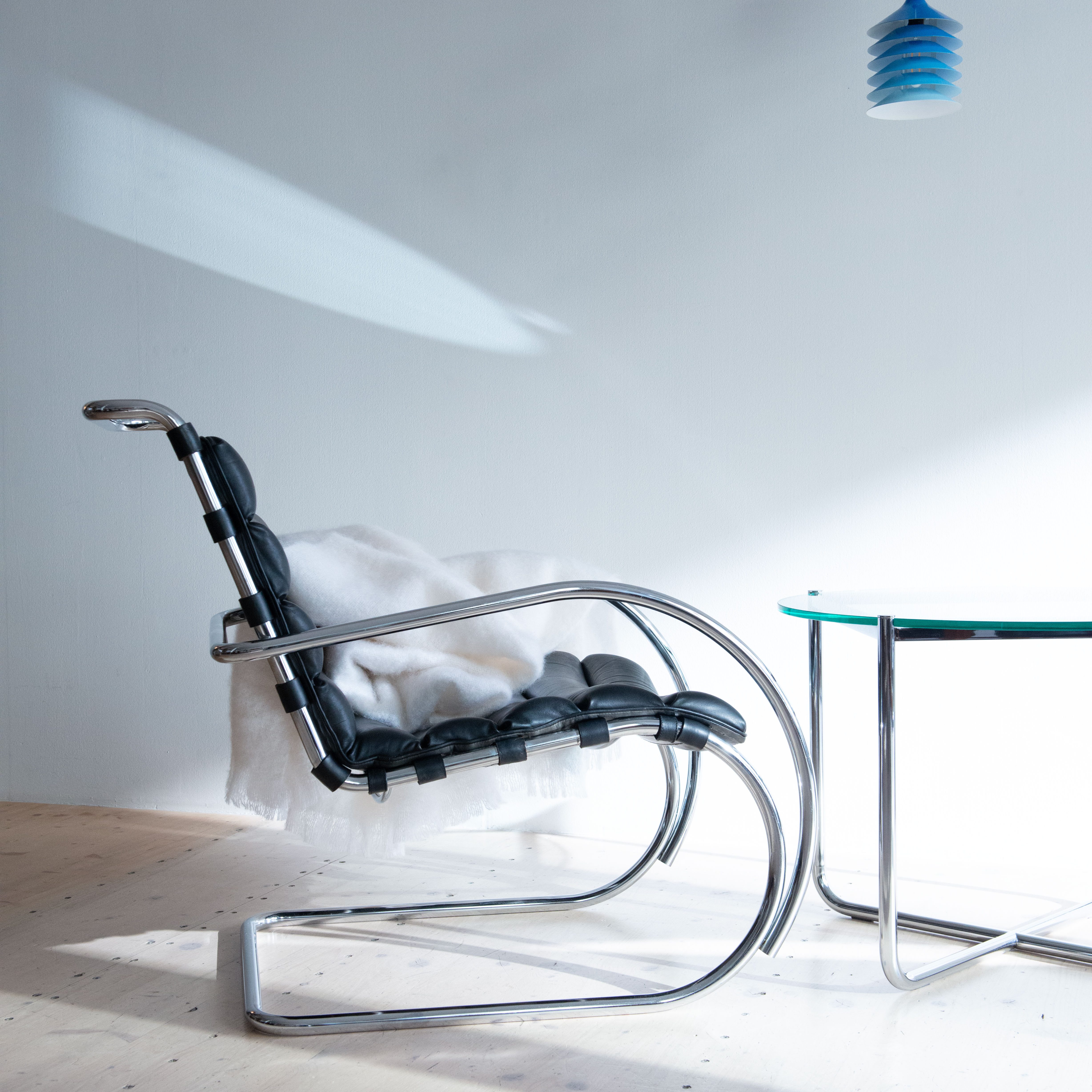 MR glass and tubular steel coffee table by Ludwig Mies van der Rohe for Knoll Studio. Available at heyday möbel, Grubenstrasse 19, 8045 Zürich. Mid Century Modern furniture and other stuff.