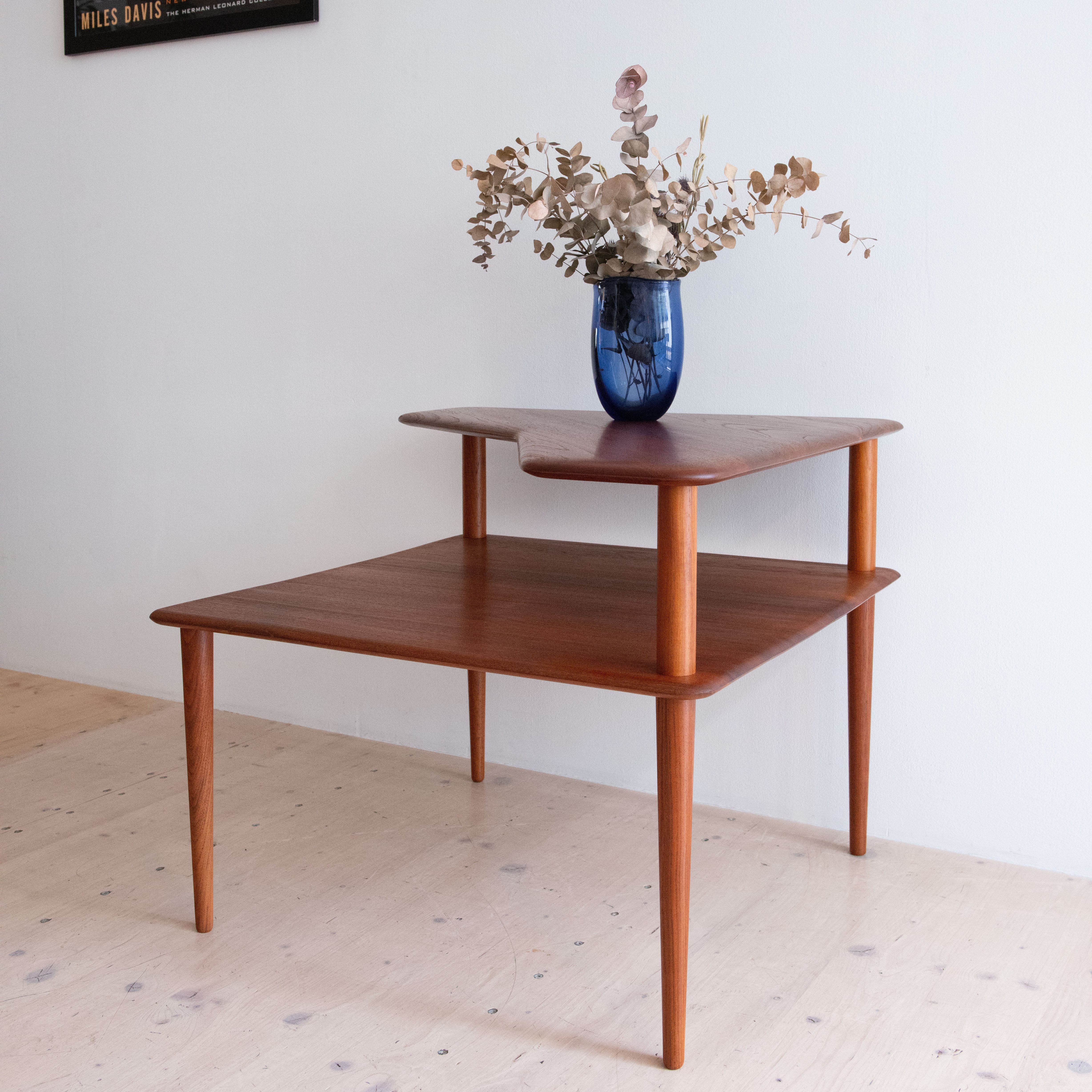 Peter Hvidt Minerva Corner Coffee Table in Teak. Available at heyday möbel, Grubenstrasse 19, 8045 Zürich.