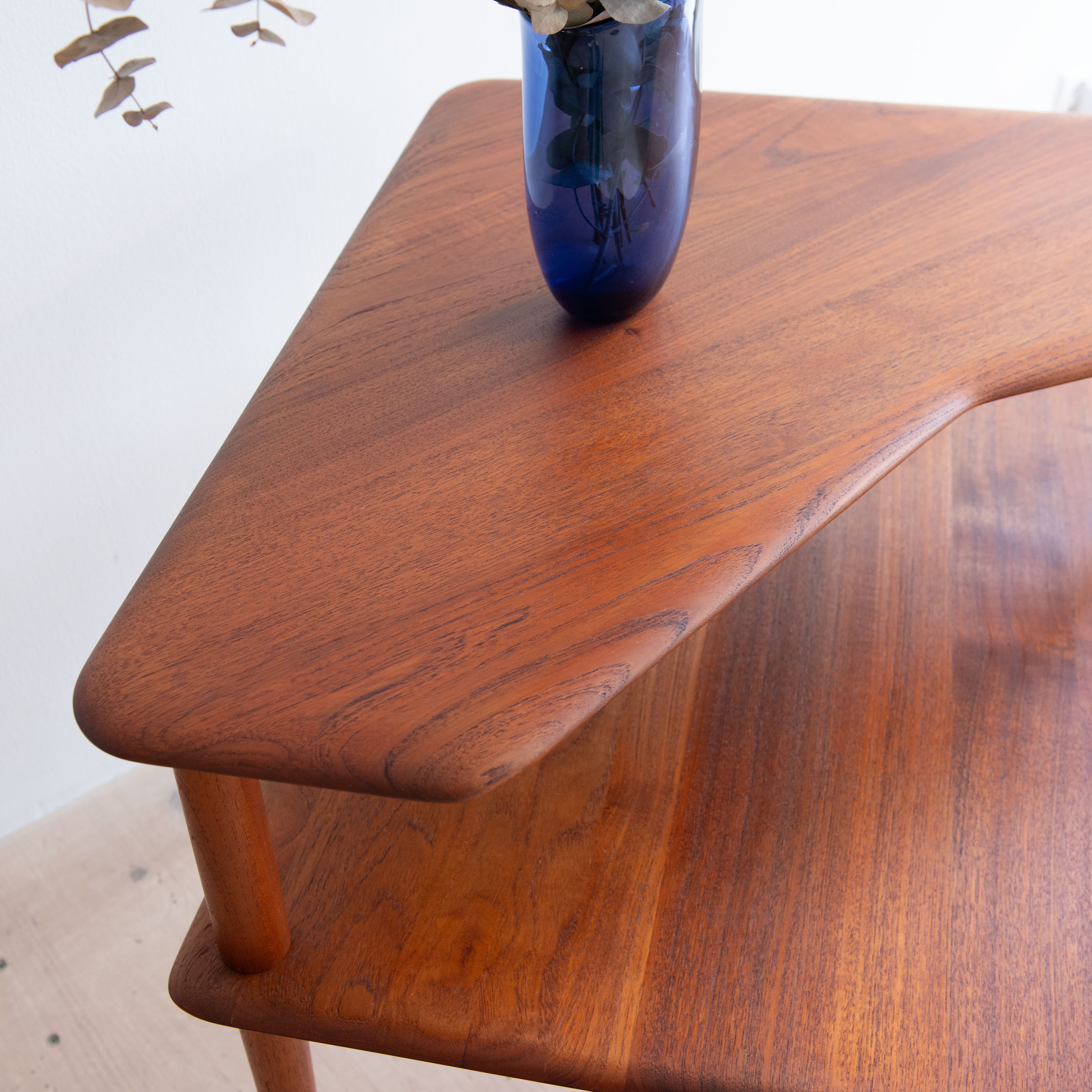 Peter Hvidt Minerva Corner Coffee Table in Teak. Available at heyday möbel, Grubenstrasse 19, 8045 Zürich.