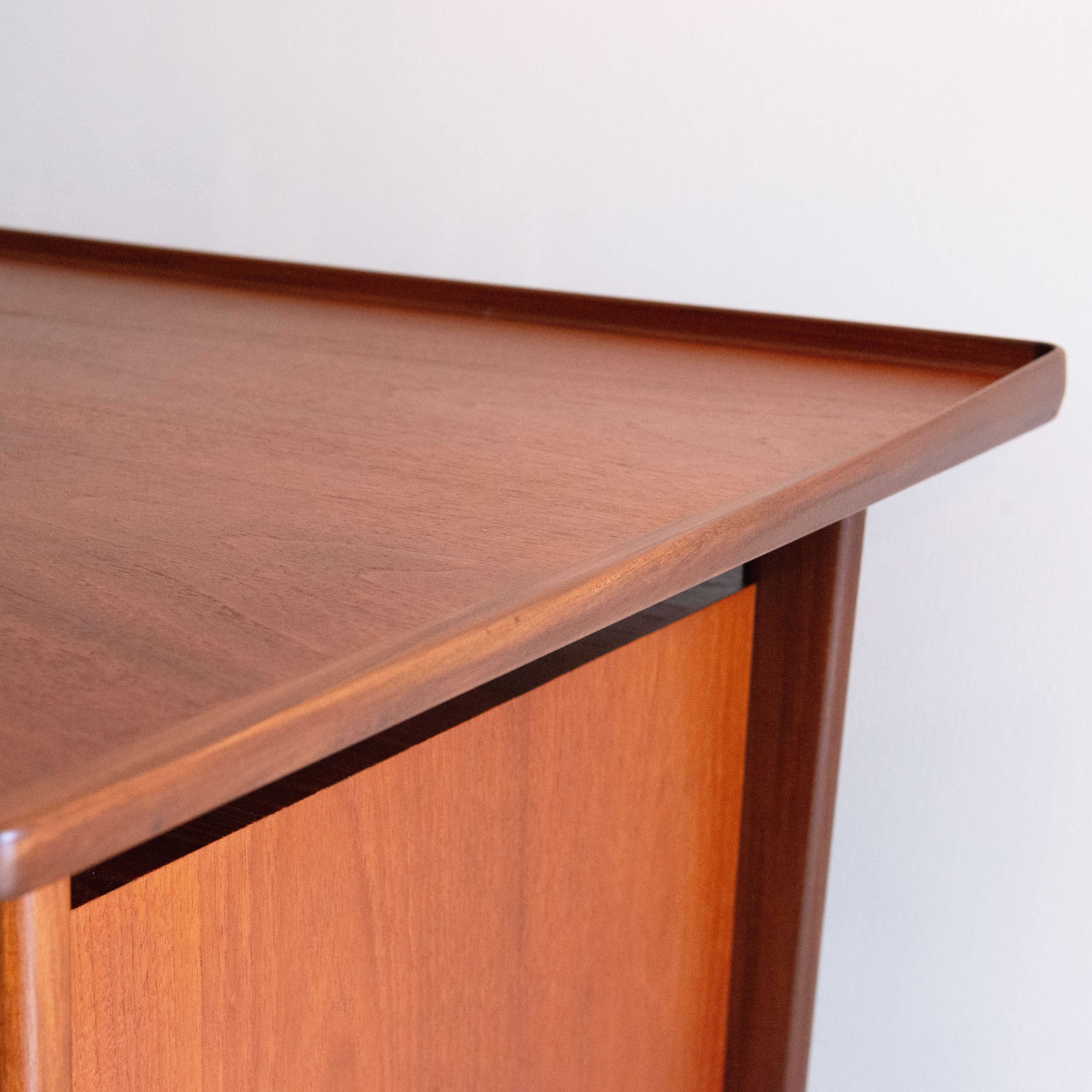 Peter Lovig Nielsen Floating Desk in Teak. Available at heyday möbel, Grubenstrasse 19, 8045 Zürich.