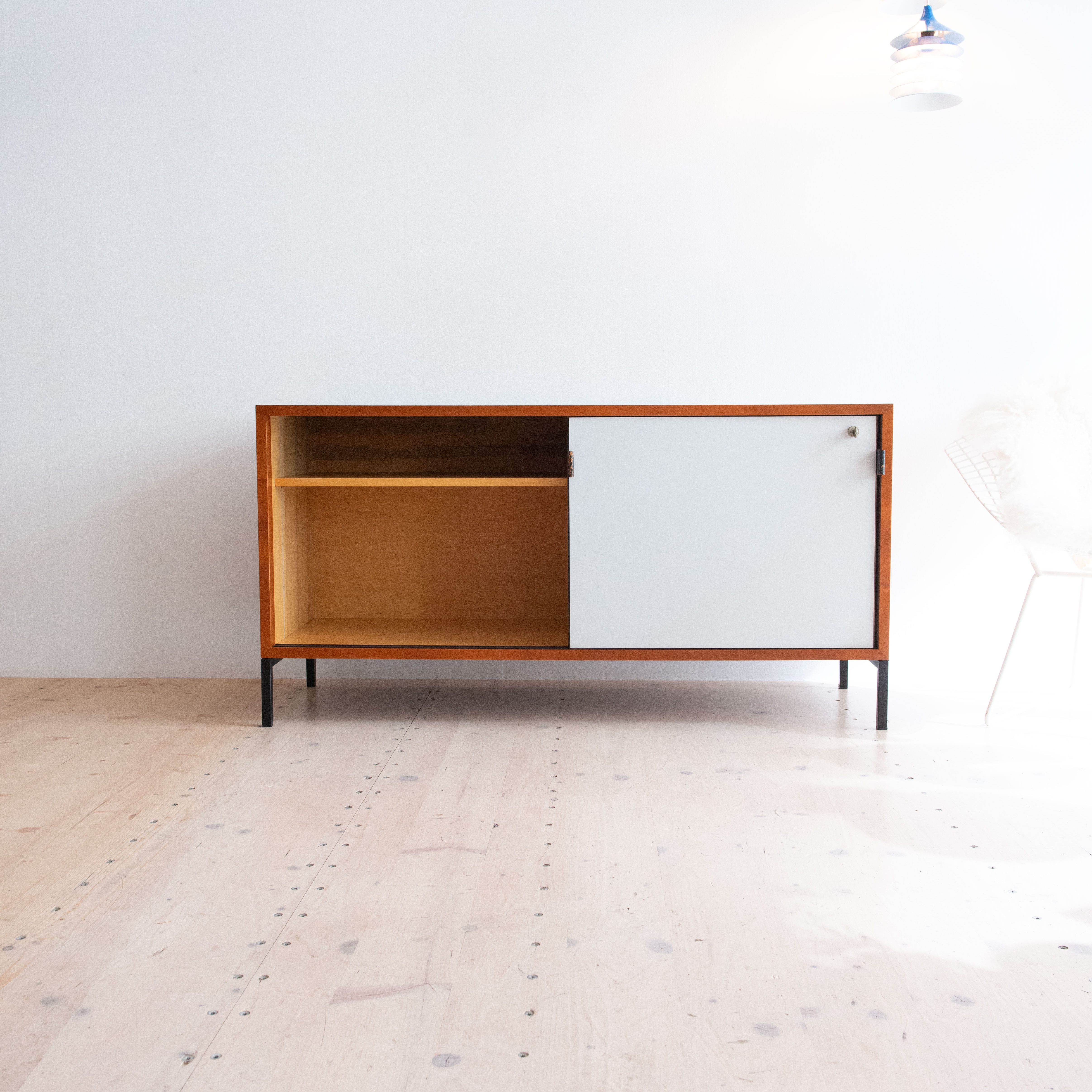 Florence Knoll Sideboard in Walnut. Walnut, White Sliding Doors and Leather Handles. Available at heyday möbel, Grubenstrasse 19, 8045 Zürich, Switzerland.
