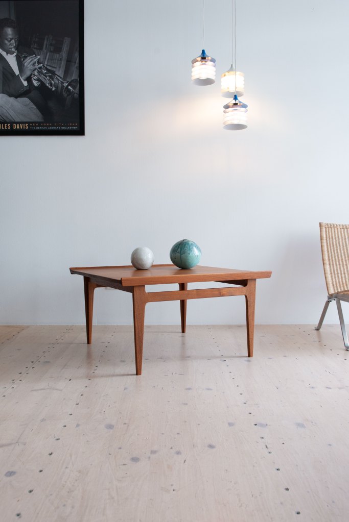 Model 534 Coffee Table in Teak. Designed by Finn Juhl in Denmark, in the 1960s. heyday möbel Zürich.