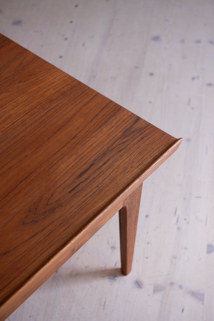 Model 534 Coffee Table in Teak. Designed by Finn Juhl in Denmark, in the 1960s. heyday möbel Zürich.